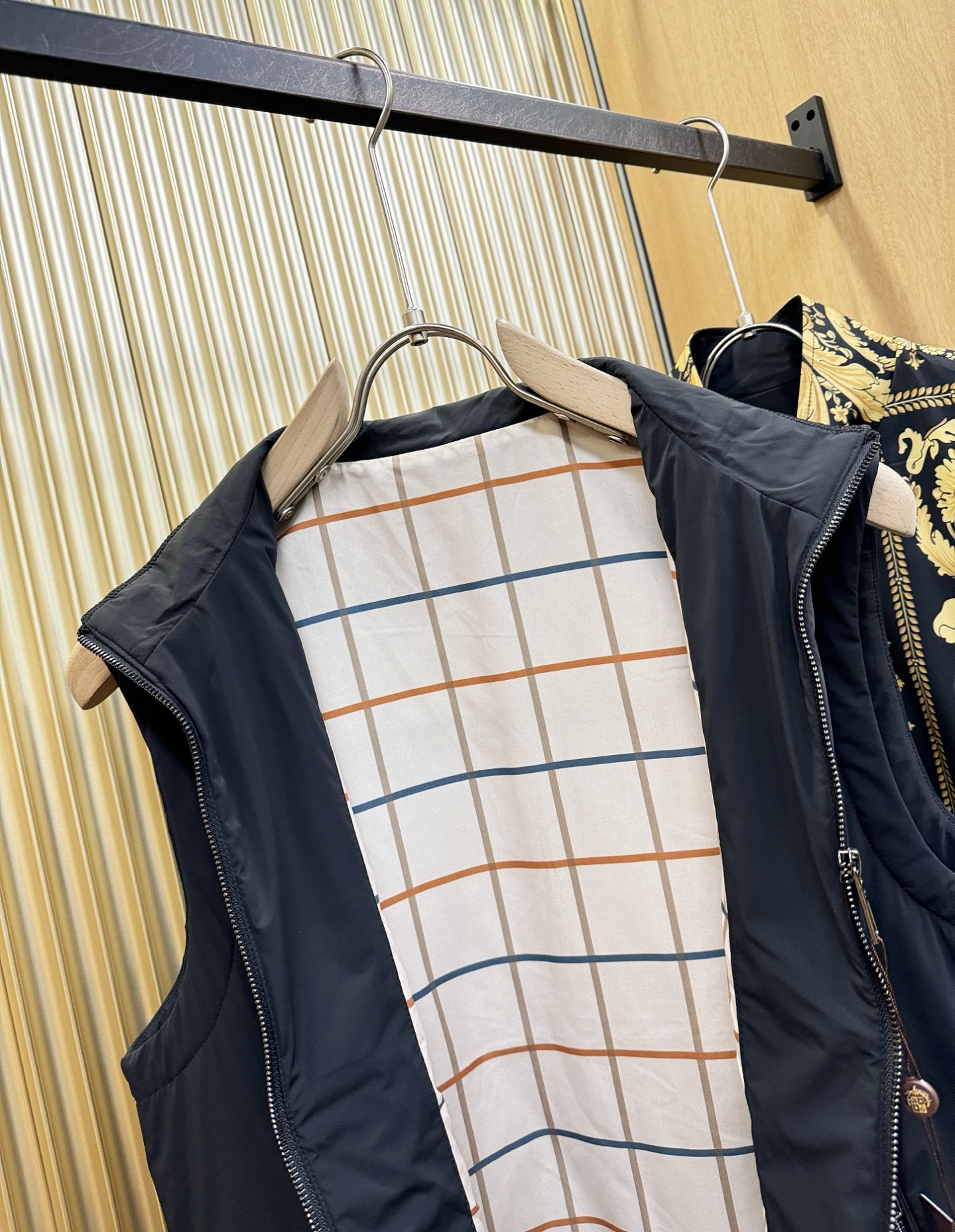 Loro Piana诺悠翩雅 2025秋冬新款马甲，内里加棉加厚保暖，立体有型，辨识度高，独一无二的混合