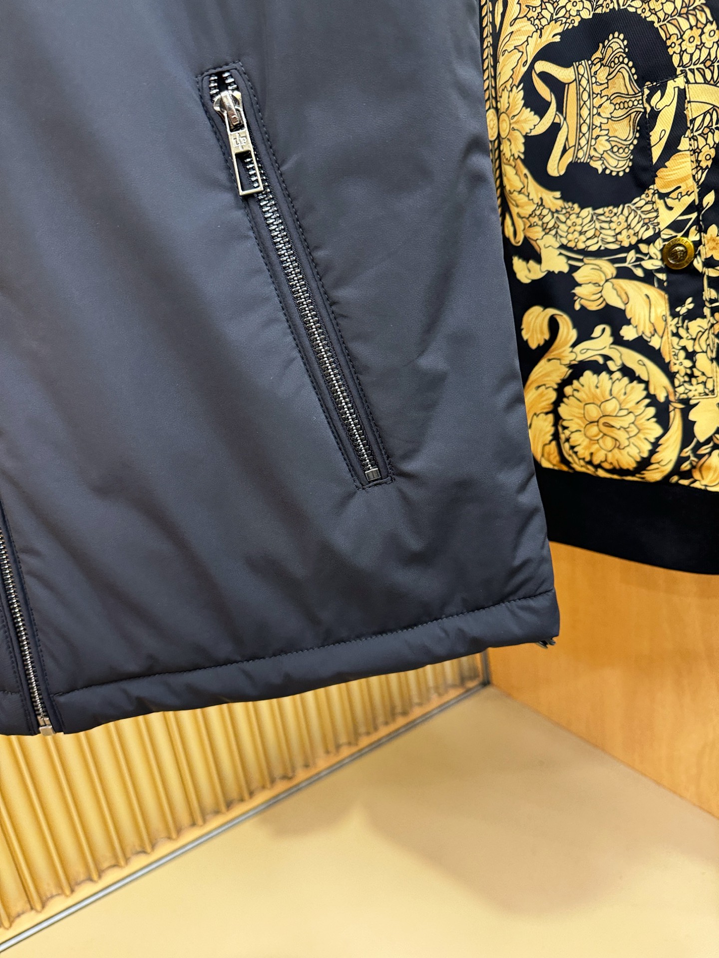 Loro Piana诺悠翩雅 2025秋冬新款马甲，内里加棉加厚保暖，立体有型，辨识度高，独一无二的混合