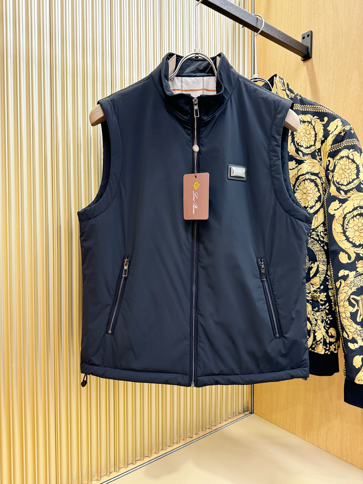 Loro Piana诺悠翩雅 2025秋冬新款马甲，内里加棉加厚保暖，立体有型，辨识度高，独一无二的混合