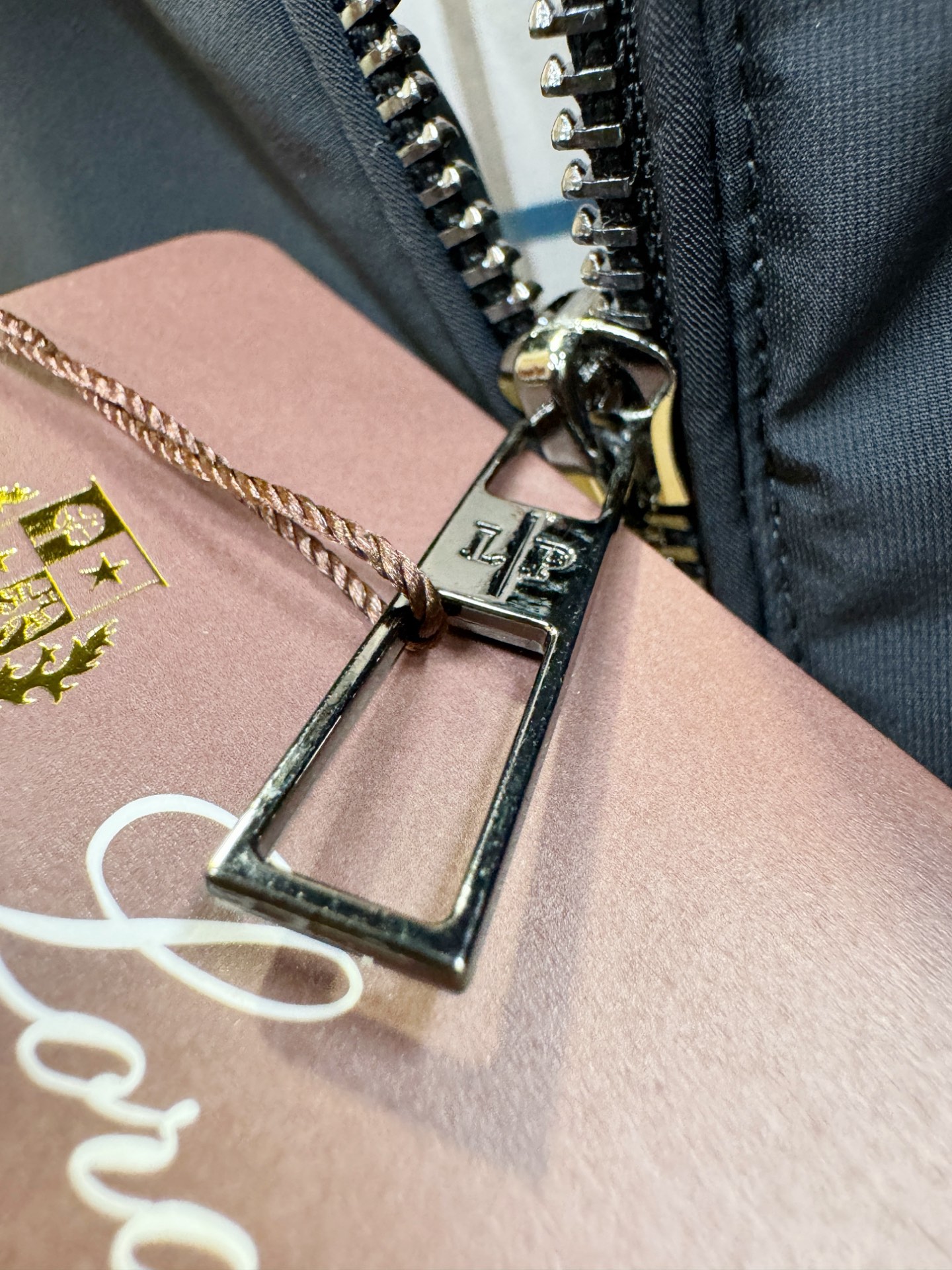 Loro Piana诺悠翩雅 2025秋冬新款马甲，内里加棉加厚保暖，立体有型，辨识度高，独一无二的混合