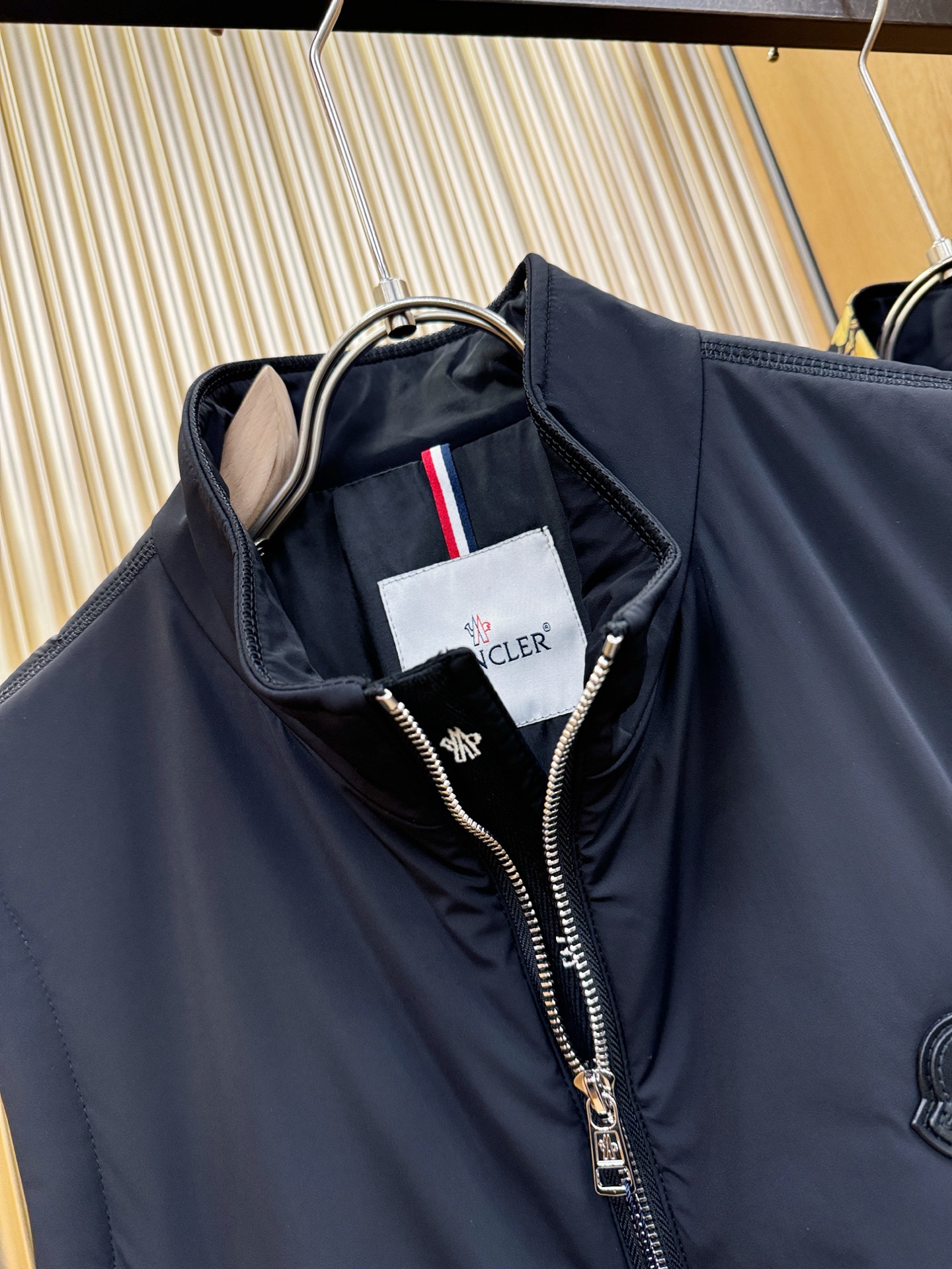 Moncler蒙口 2025秋冬新款马甲，内里加棉加厚保暖，立体有型，辨识度高，独一无二的混合纺织工业，