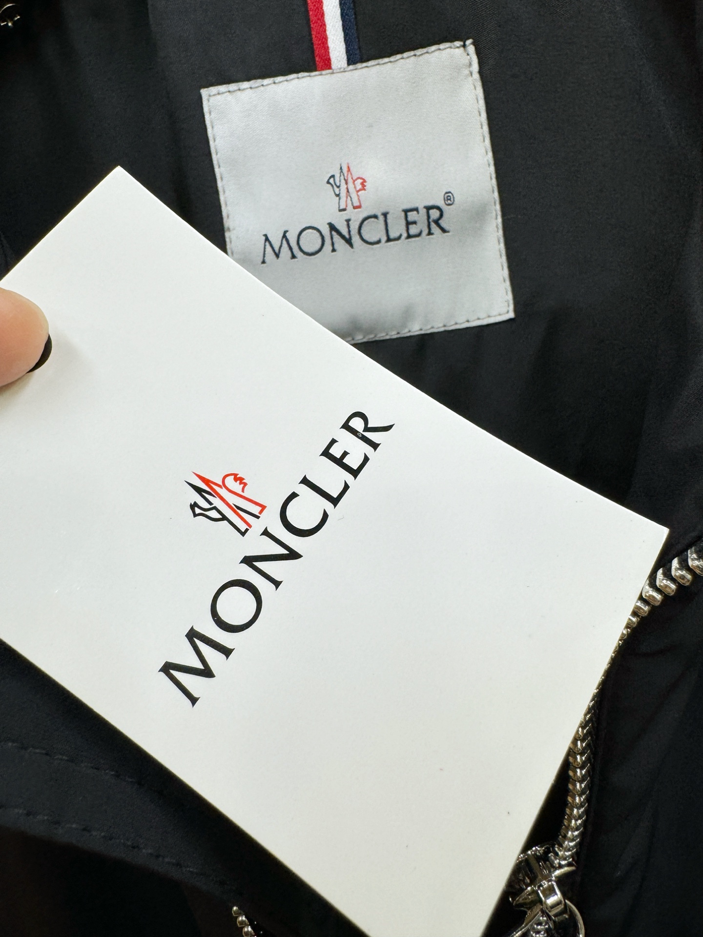 Moncler蒙口 2025秋冬新款马甲，内里加棉加厚保暖，立体有型，辨识度高，独一无二的混合纺织工业，