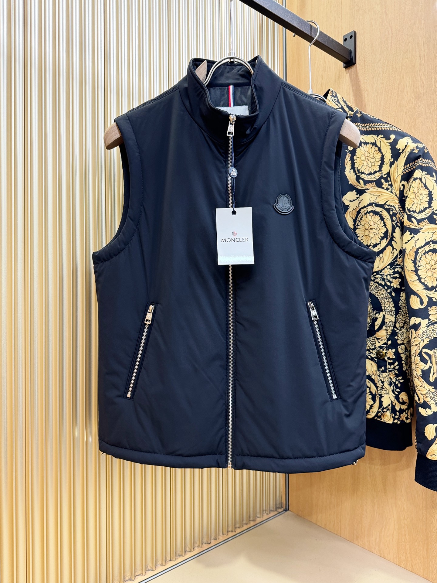 Moncler蒙口 2025秋冬新款马甲，内里加棉加厚保暖，立体有型，辨识度高，独一无二的混合纺织工业，