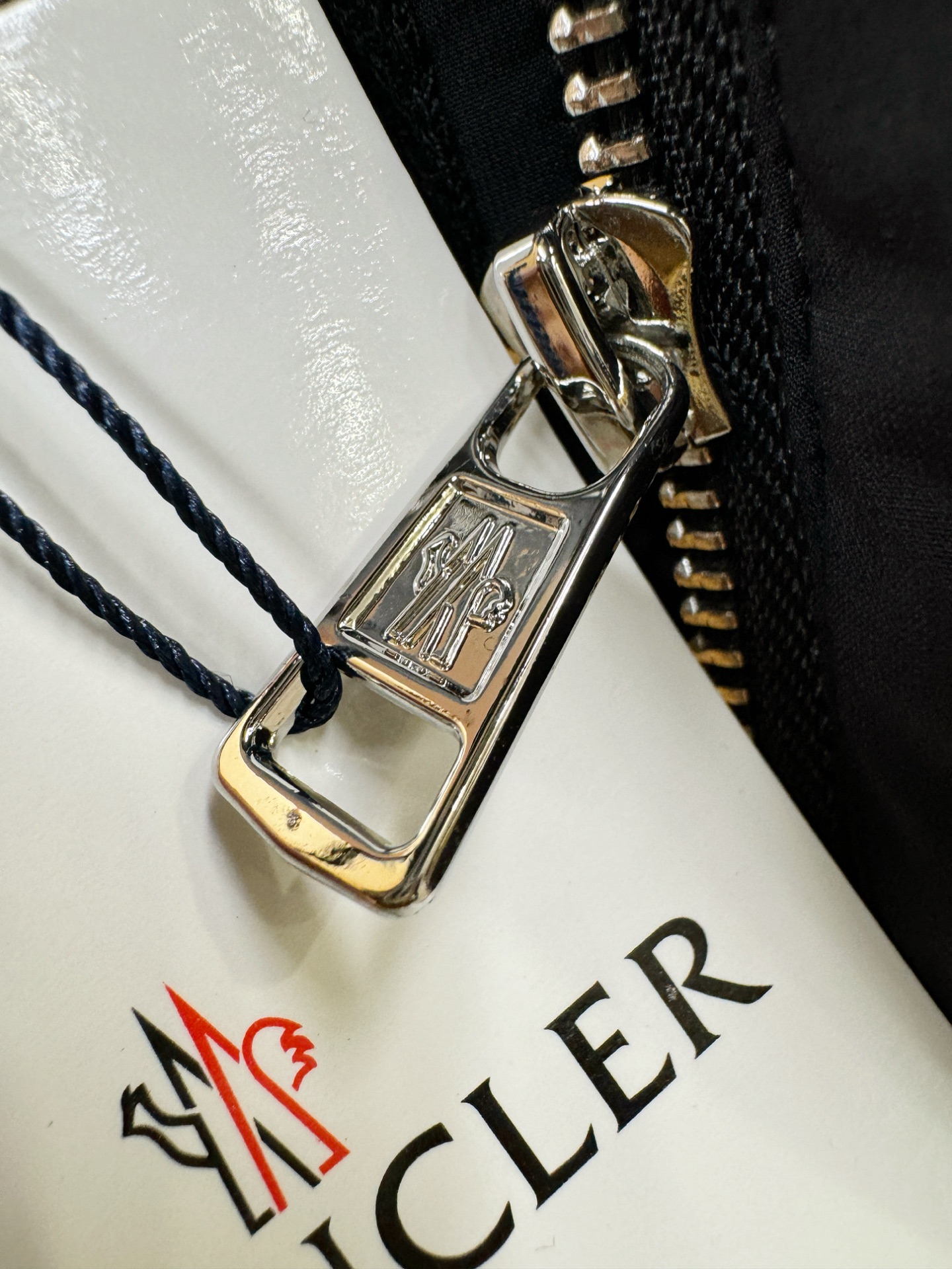 Moncler蒙口 2025秋冬新款马甲，内里加棉加厚保暖，立体有型，辨识度高，独一无二的混合纺织工业，