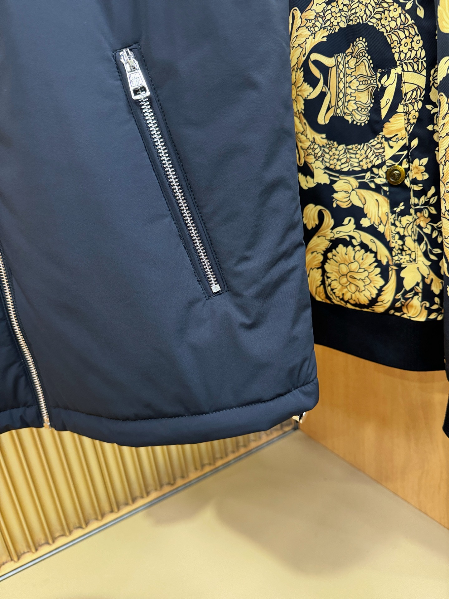 Moncler蒙口 2025秋冬新款马甲，内里加棉加厚保暖，立体有型，辨识度高，独一无二的混合纺织工业，