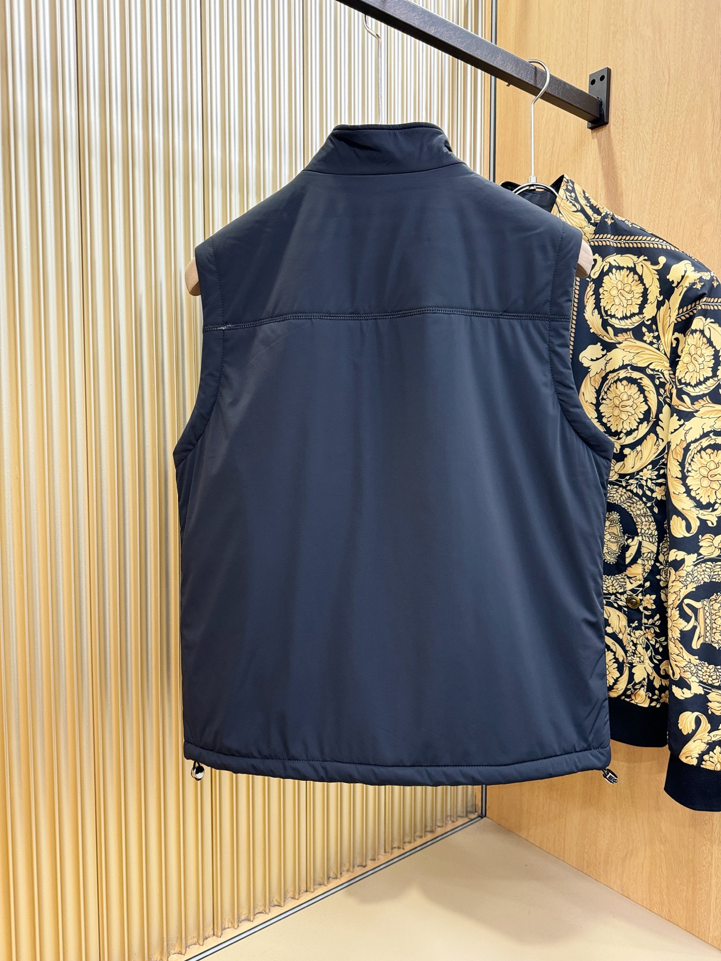 Moncler蒙口 2025秋冬新款马甲，内里加棉加厚保暖，立体有型，辨识度高，独一无二的混合纺织工业，