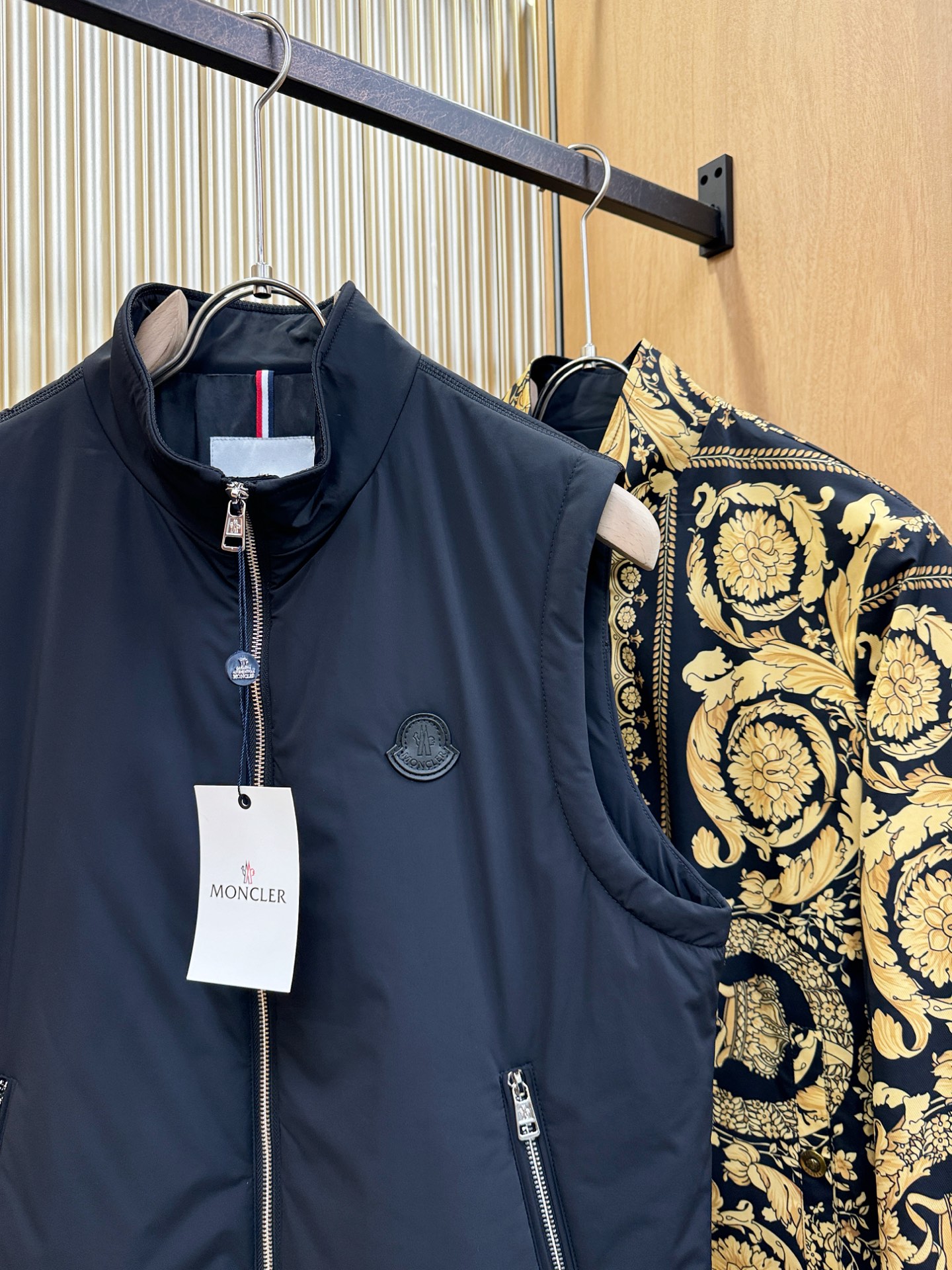 Moncler蒙口 2025秋冬新款马甲，内里加棉加厚保暖，立体有型，辨识度高，独一无二的混合纺织工业，