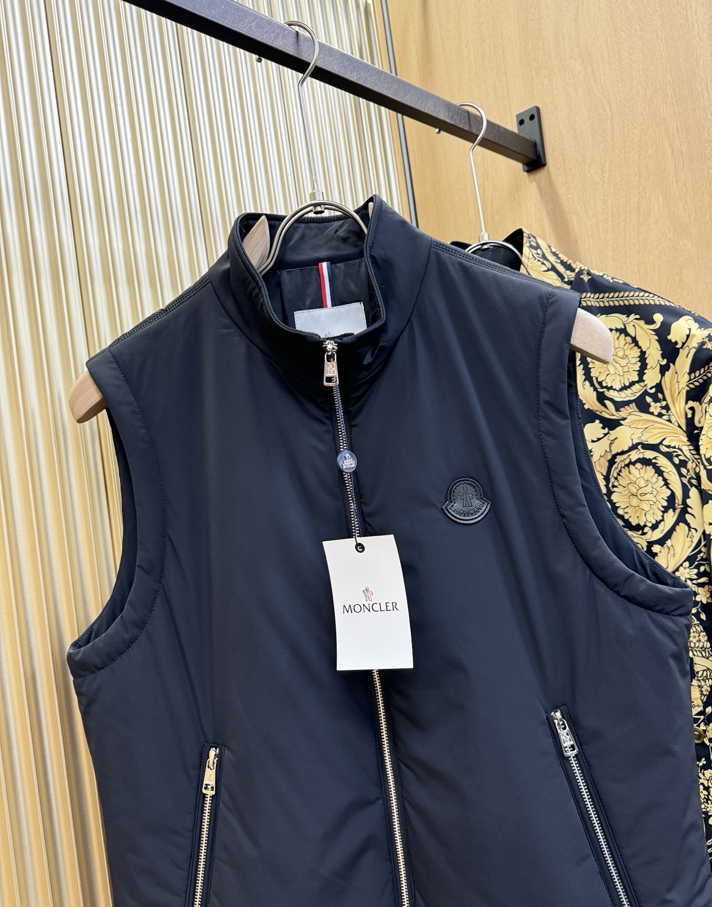 Moncler蒙口 2025秋冬新款马甲，内里加棉加厚保暖，立体有型，辨识度高，独一无二的混合纺织工业，