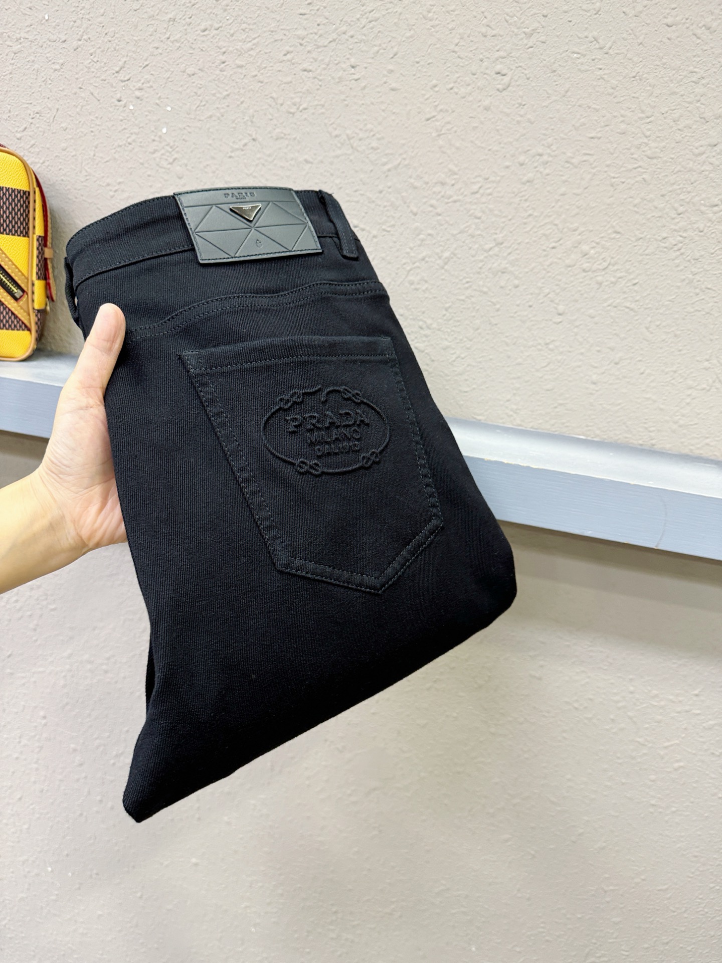 PRADA 普拉达 2025专柜秋冬新品，原版牛仔裤 原版重工打造，品牌经典LOGO设计，三标齐全！原版