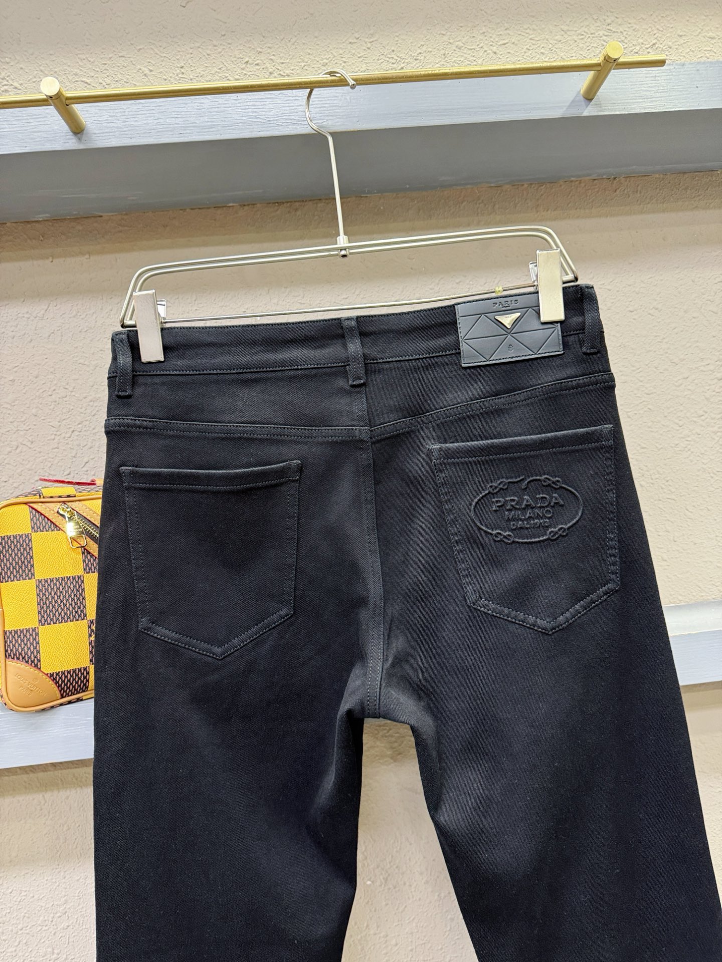 PRADA 普拉达 2025专柜秋冬新品，原版牛仔裤 原版重工打造，品牌经典LOGO设计，三标齐全！原版