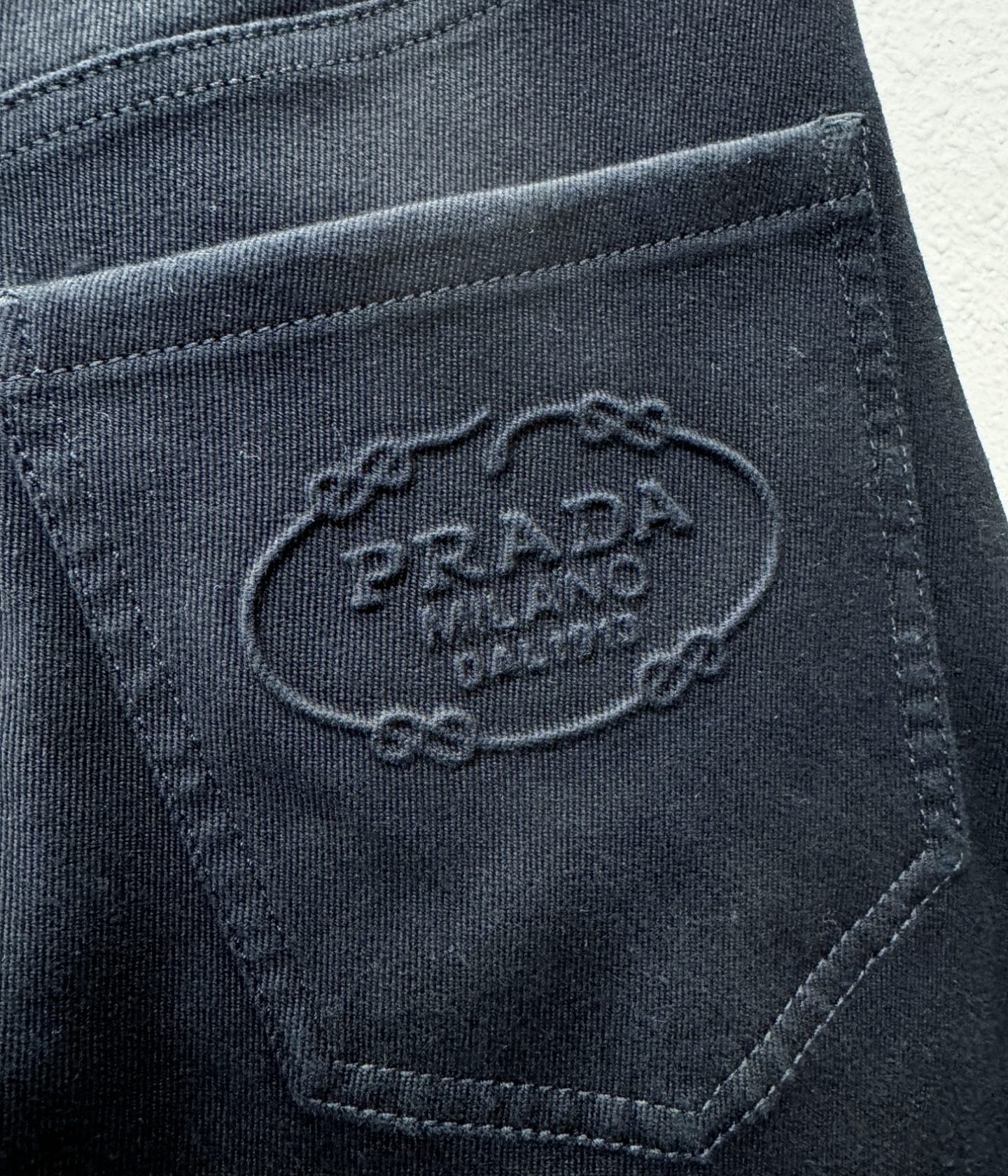 PRADA 普拉达 2025专柜秋冬新品，原版牛仔裤 原版重工打造，品牌经典LOGO设计，三标齐全！原版