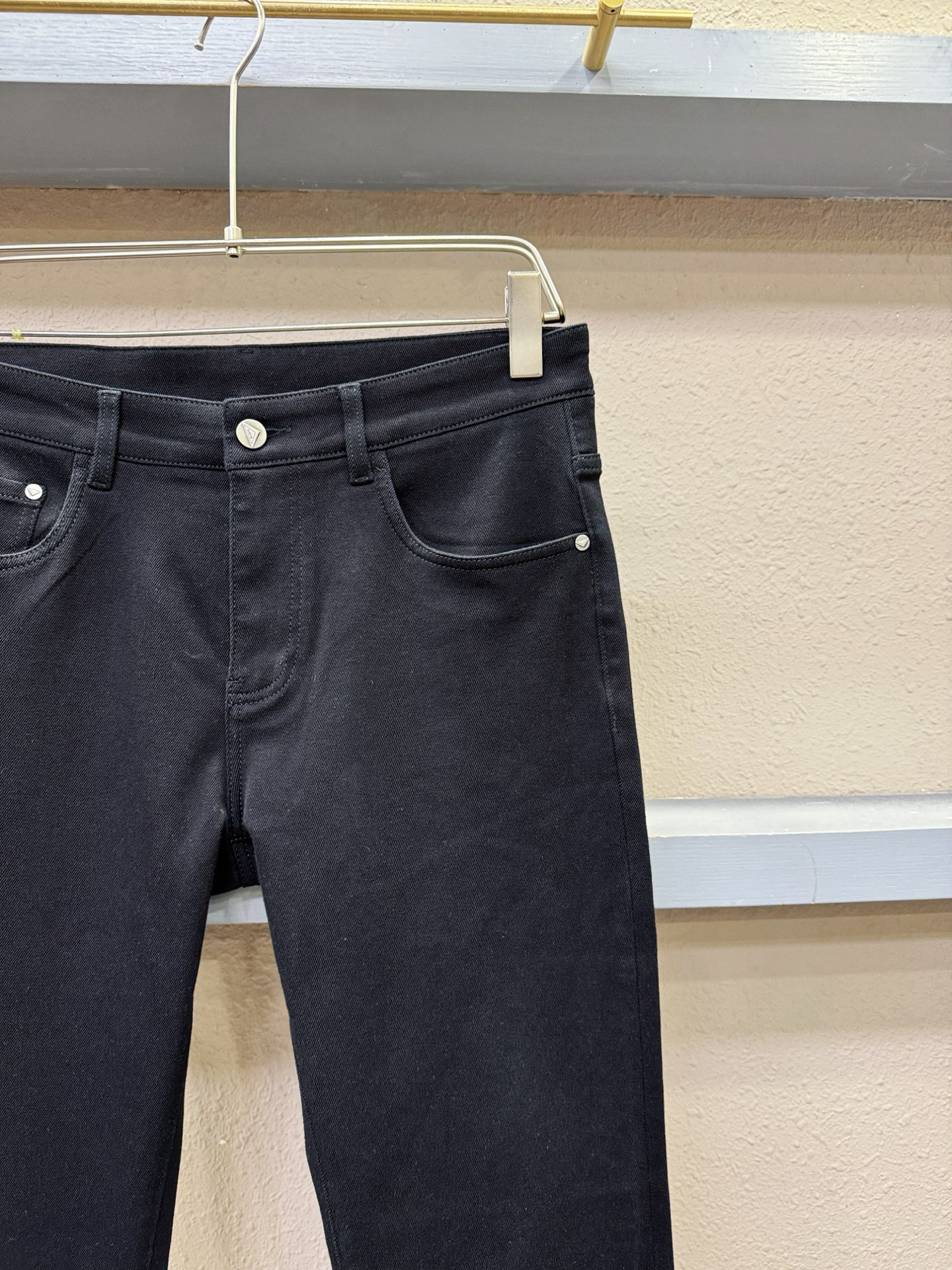 PRADA 普拉达 2025专柜秋冬新品，原版牛仔裤 原版重工打造，品牌经典LOGO设计，三标齐全！原版