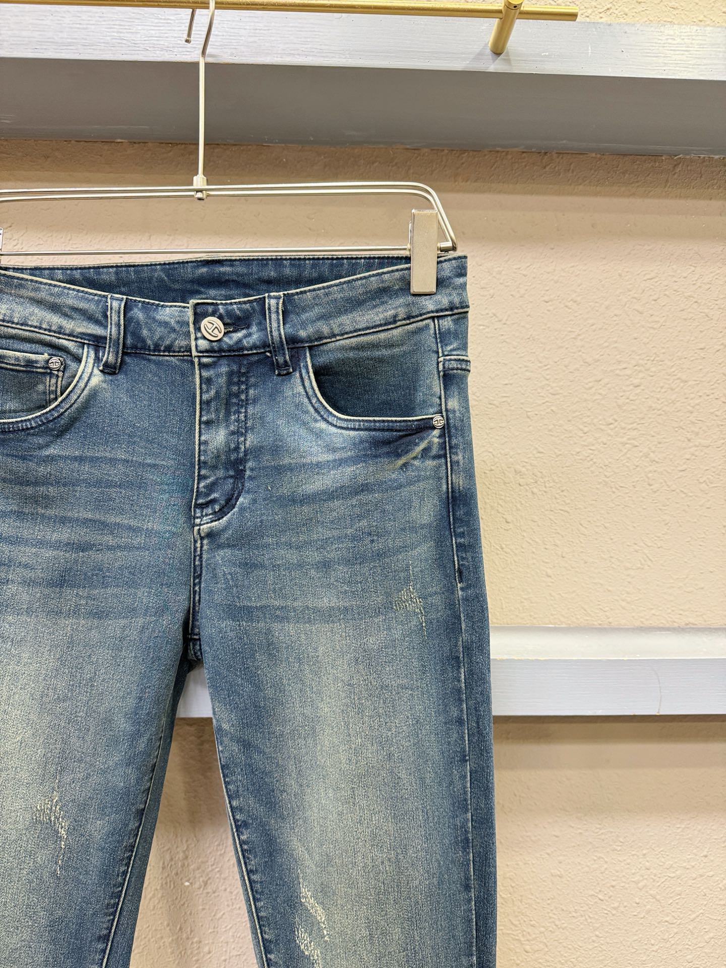 2025专柜秋冬新品，原版牛仔裤 原版重工打造，品牌经典LOGO设计，三标齐全！原版五金辅料。专柜定制牛