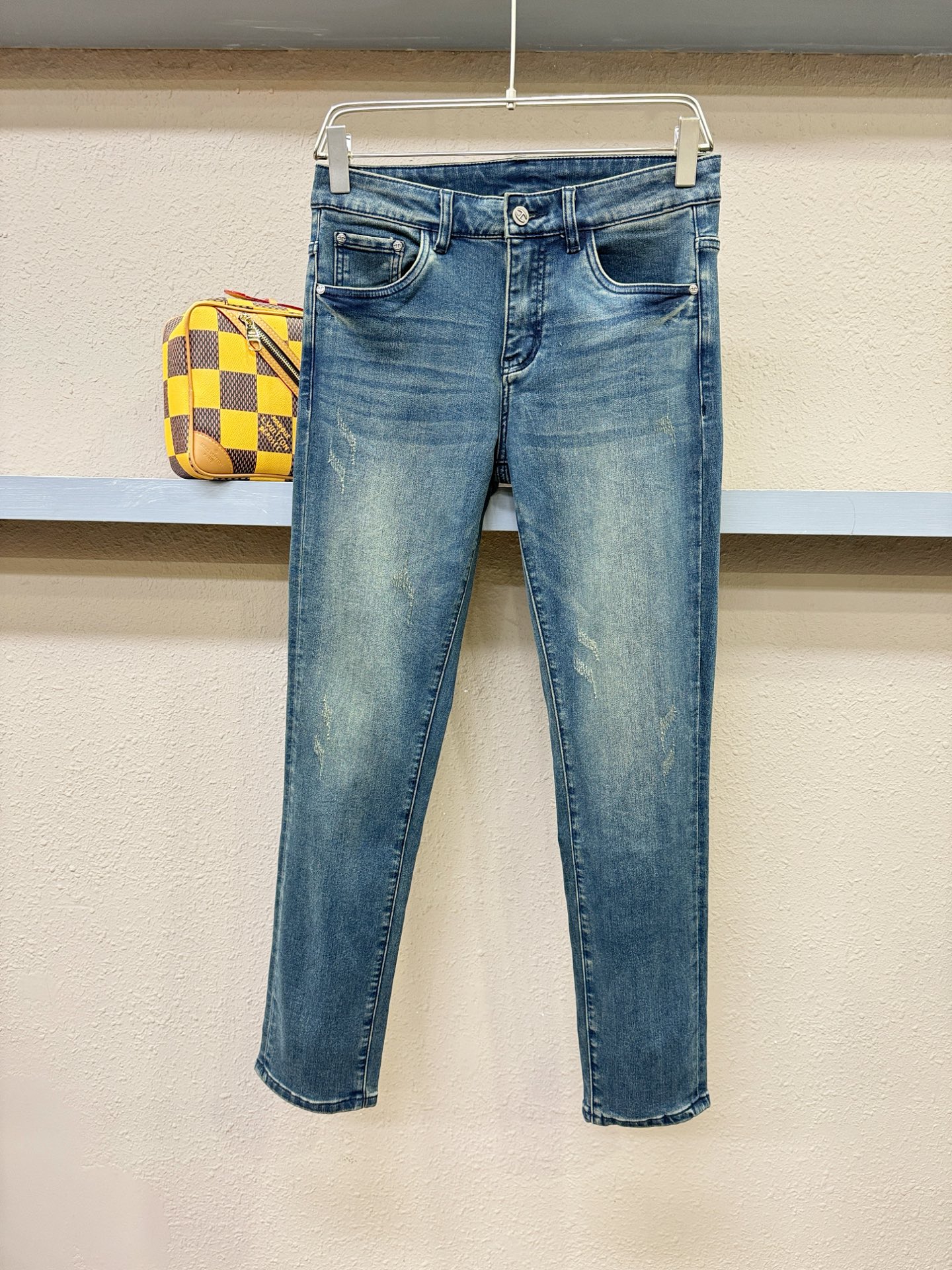 2025专柜秋冬新品，原版牛仔裤 原版重工打造，品牌经典LOGO设计，三标齐全！原版五金辅料。专柜定制牛