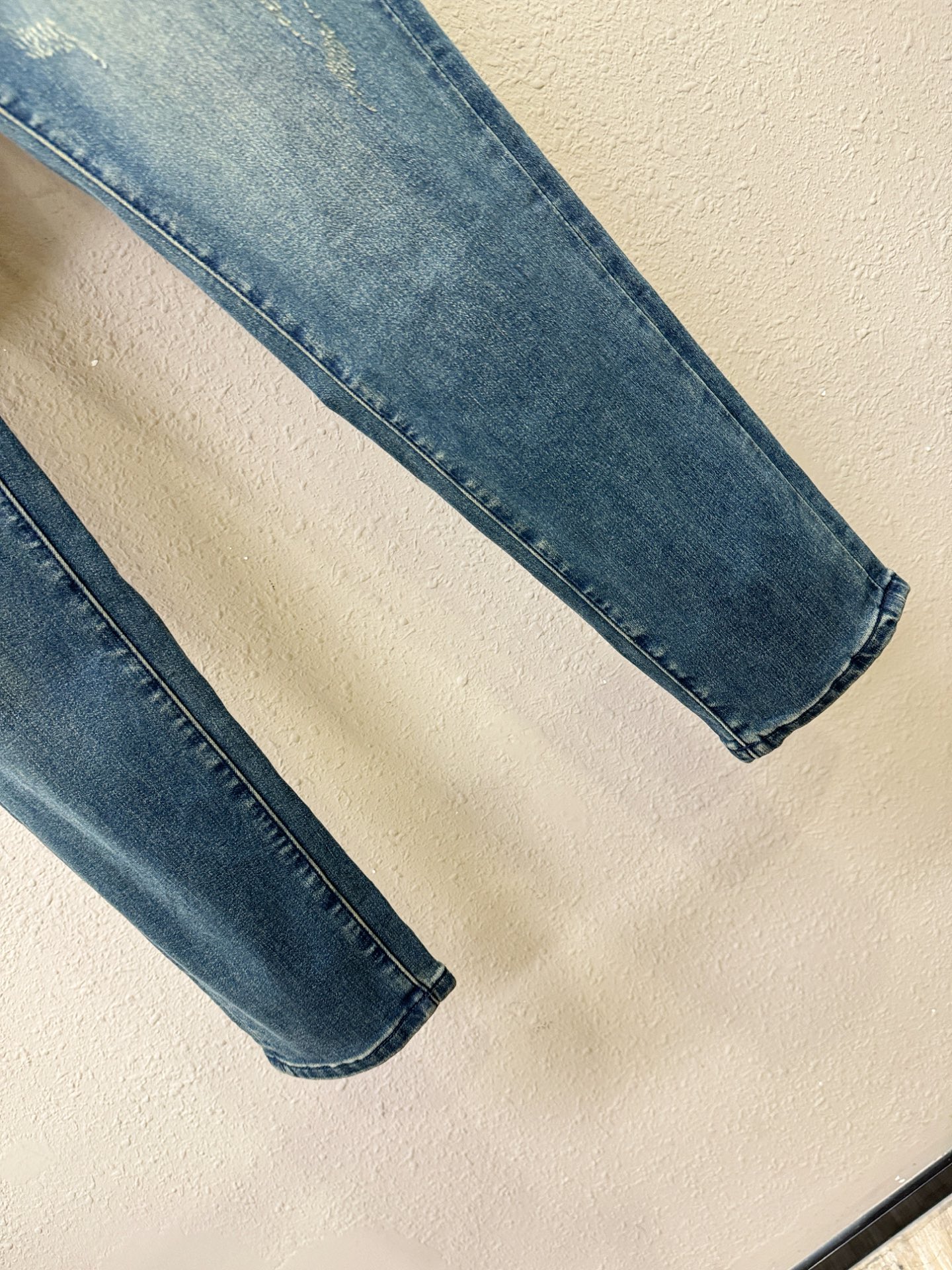 2025专柜秋冬新品，原版牛仔裤 原版重工打造，品牌经典LOGO设计，三标齐全！原版五金辅料。专柜定制牛