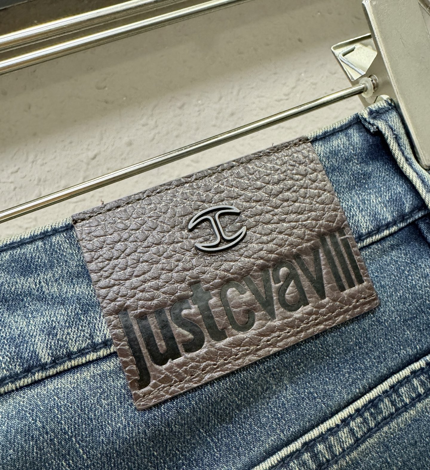 2025专柜秋冬新品，原版牛仔裤 原版重工打造，品牌经典LOGO设计，三标齐全！原版五金辅料。专柜定制牛