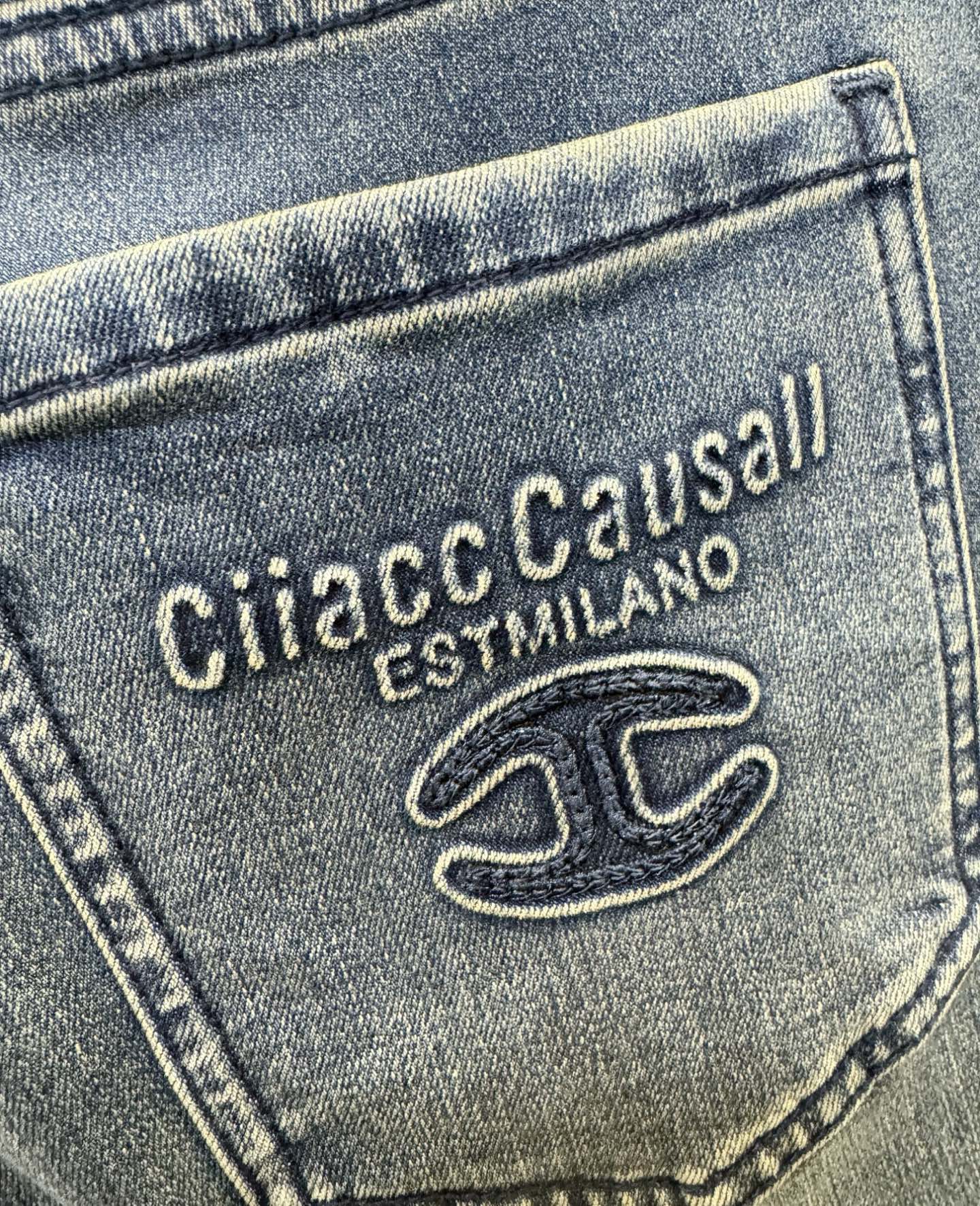 2025专柜秋冬新品，原版牛仔裤 原版重工打造，品牌经典LOGO设计，三标齐全！原版五金辅料。专柜定制牛