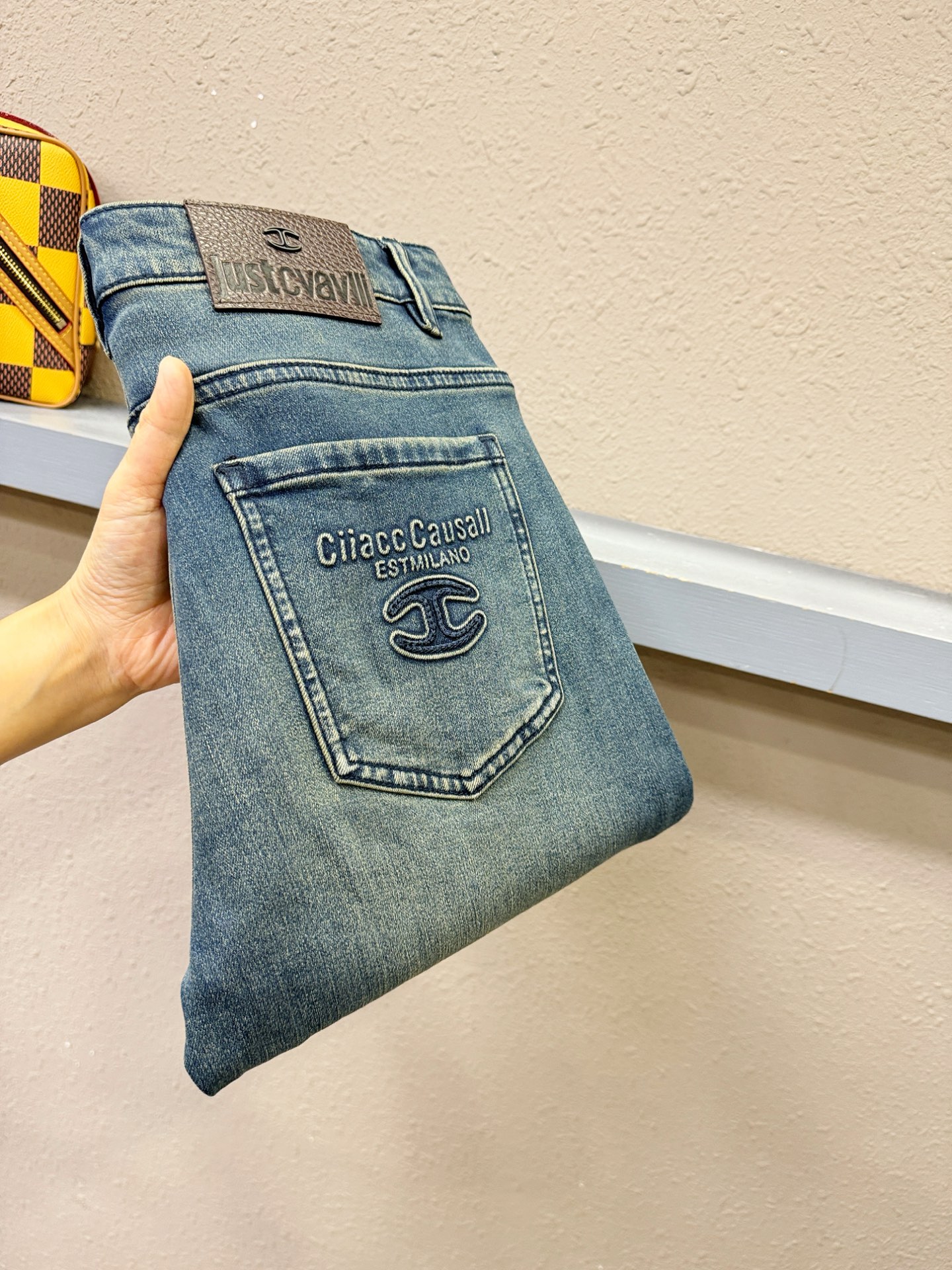 2025专柜秋冬新品，原版牛仔裤 原版重工打造，品牌经典LOGO设计，三标齐全！原版五金辅料。专柜定制牛