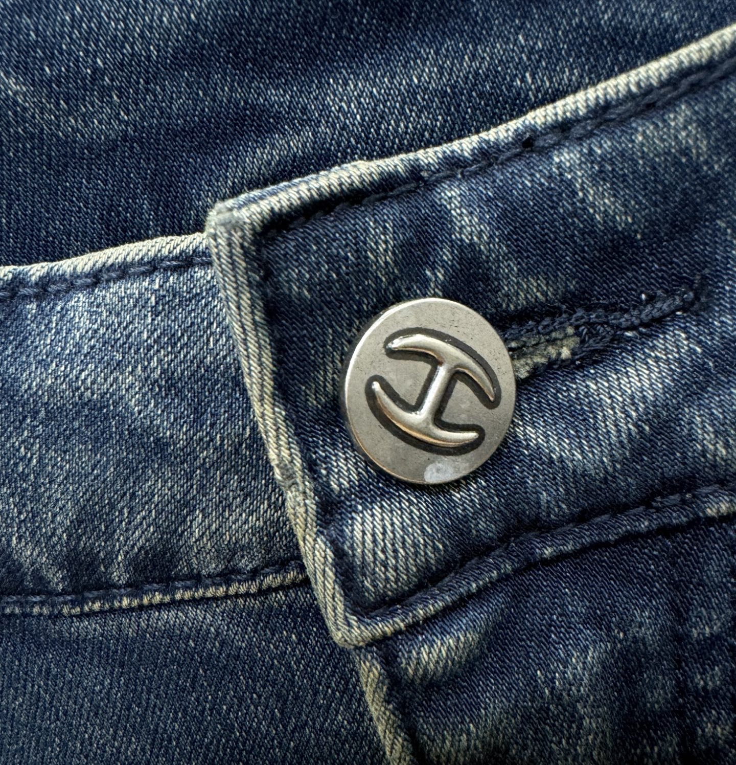 2025专柜秋冬新品，原版牛仔裤 原版重工打造，品牌经典LOGO设计，三标齐全！原版五金辅料。专柜定制牛