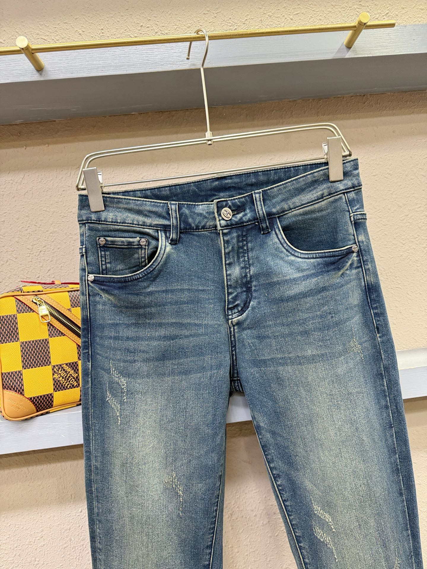 2025专柜秋冬新品，原版牛仔裤 原版重工打造，品牌经典LOGO设计，三标齐全！原版五金辅料。专柜定制牛