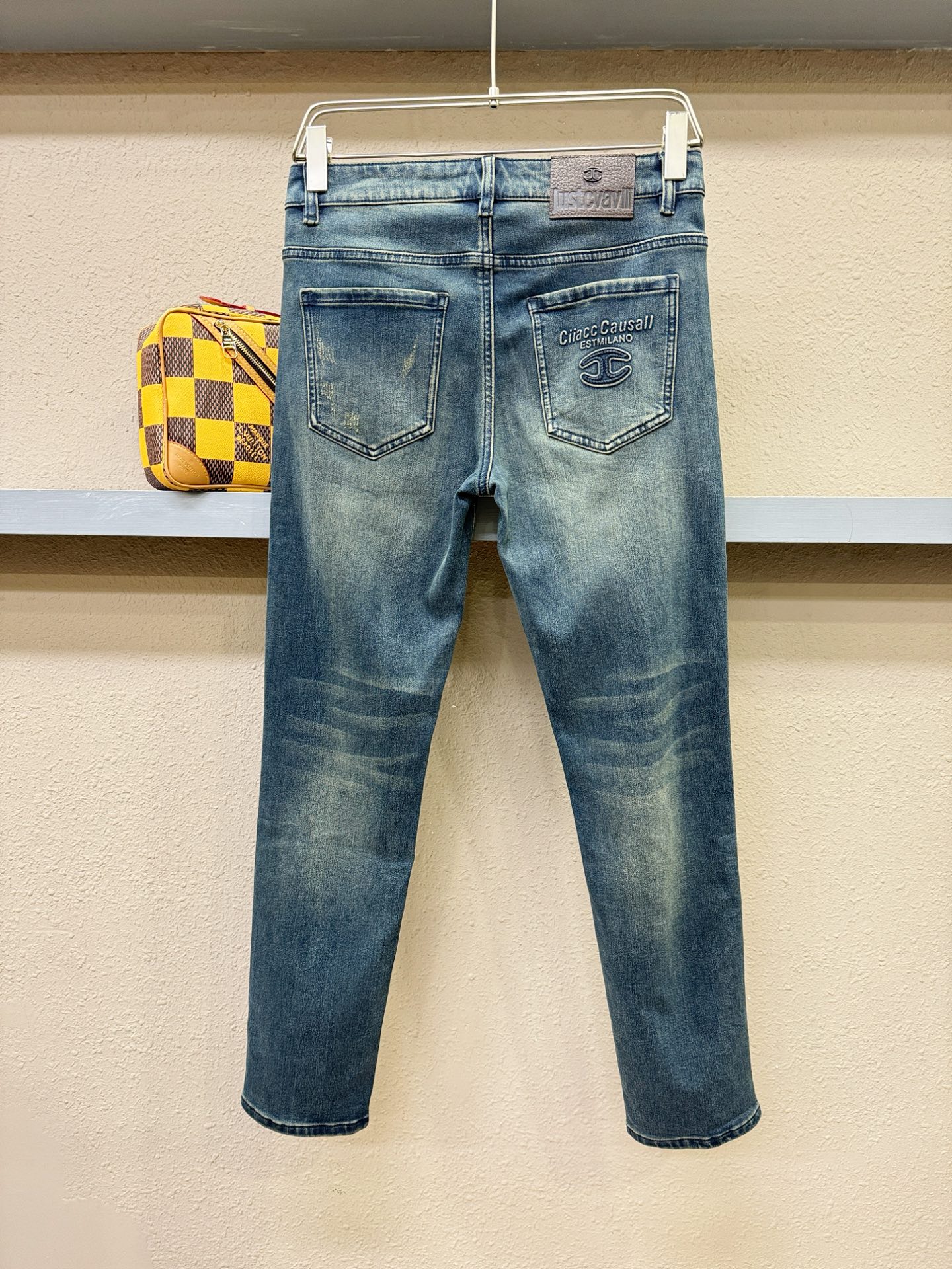 2025专柜秋冬新品，原版牛仔裤 原版重工打造，品牌经典LOGO设计，三标齐全！原版五金辅料。专柜定制牛