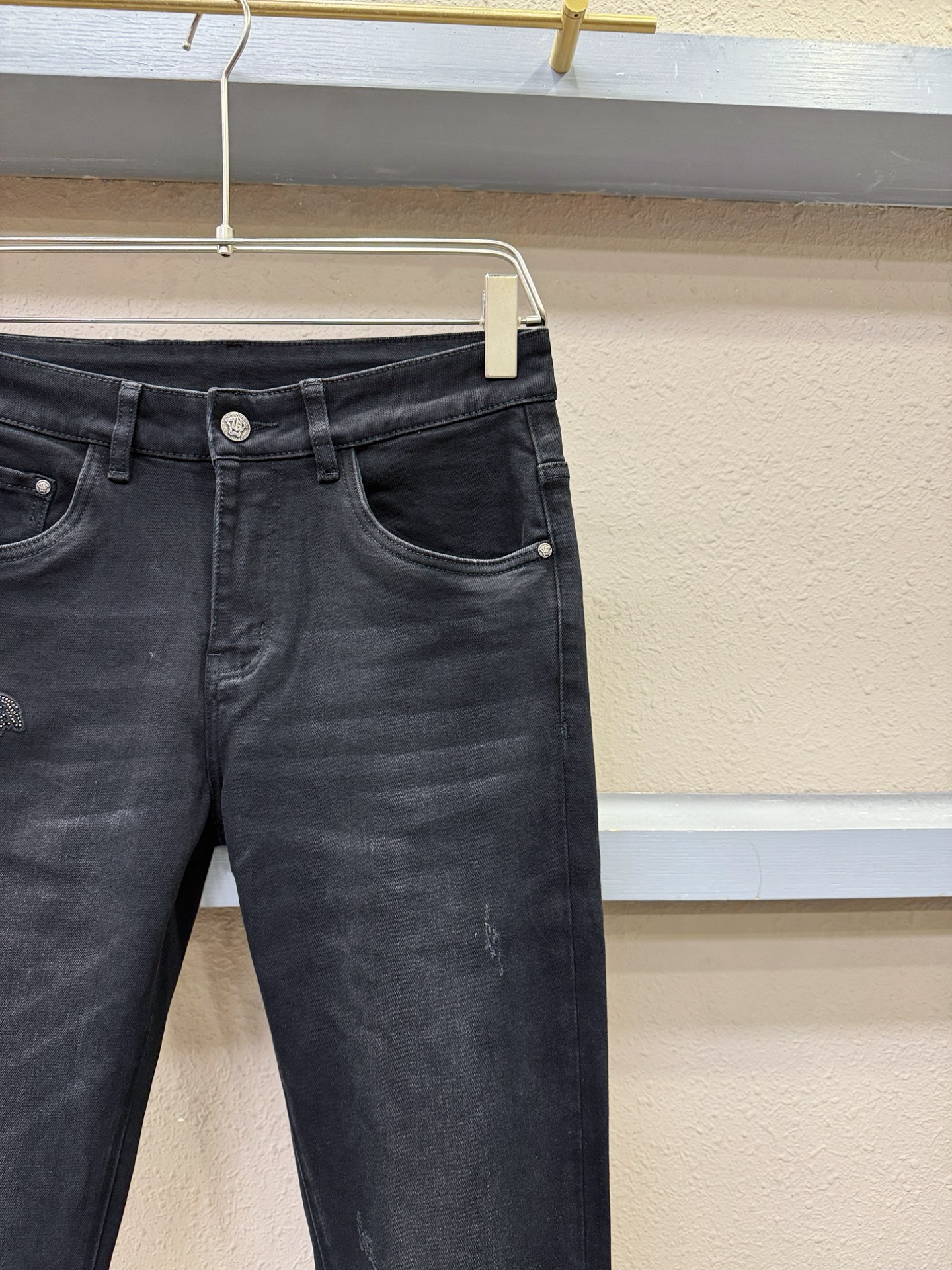 Versace 范思哲 2025专柜秋冬新品，原版牛仔裤 原版重工打造，品牌经典LOGO设计，三标齐全！