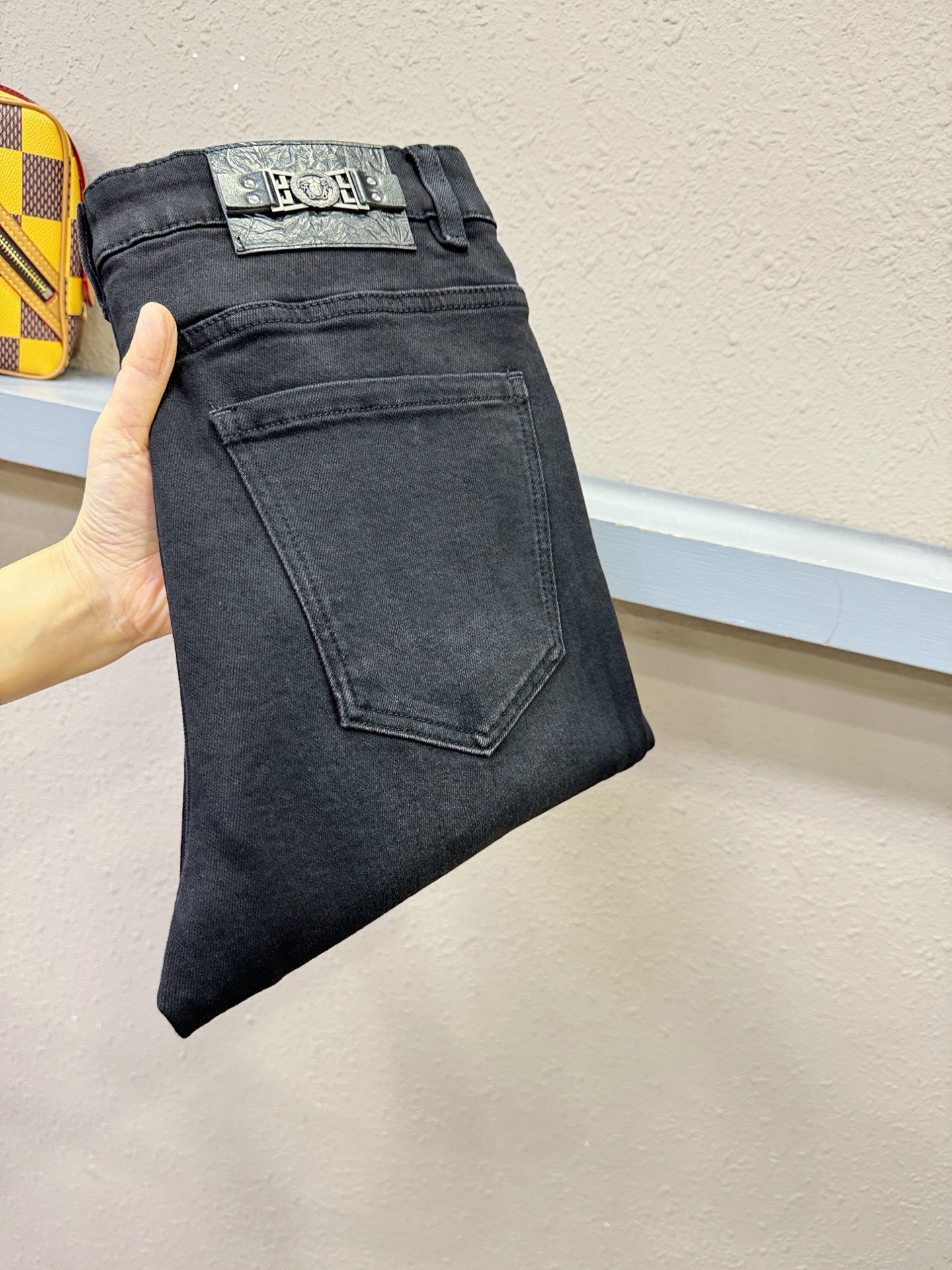 Versace 范思哲 2025专柜秋冬新品，原版牛仔裤 原版重工打造，品牌经典LOGO设计，三标齐全！