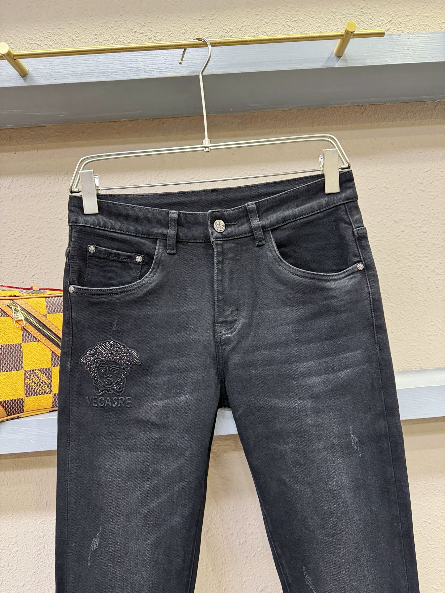 Versace 范思哲 2025专柜秋冬新品，原版牛仔裤 原版重工打造，品牌经典LOGO设计，三标齐全！
