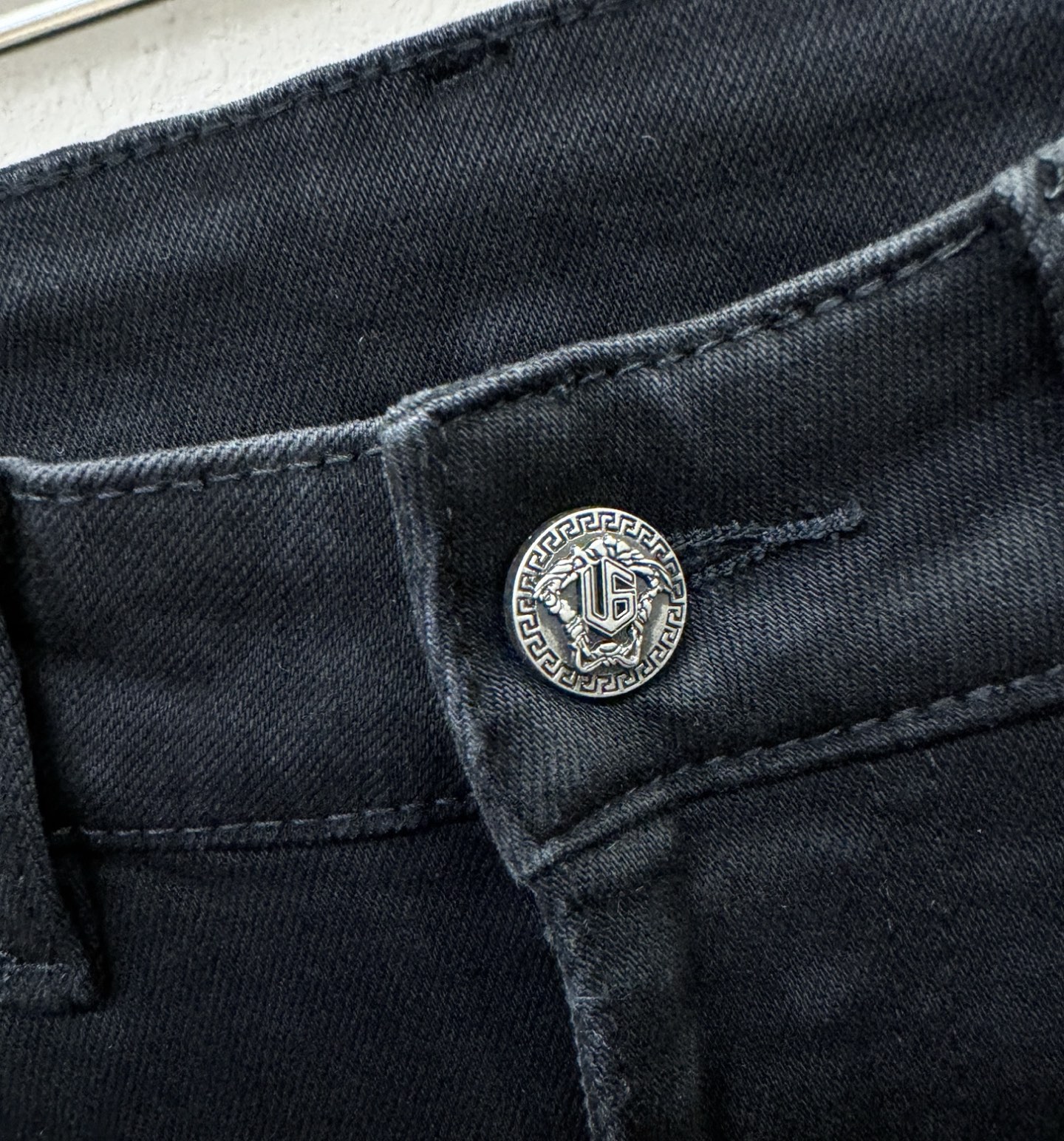 Versace 范思哲 2025专柜秋冬新品，原版牛仔裤 原版重工打造，品牌经典LOGO设计，三标齐全！