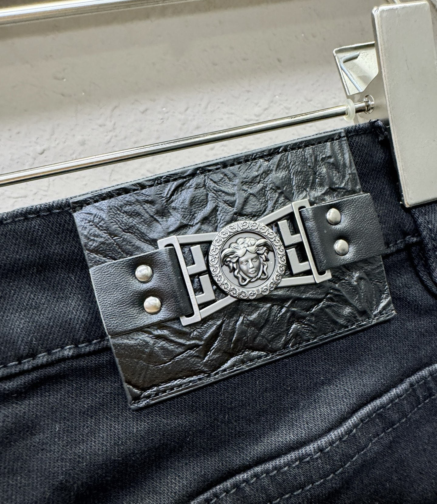 Versace 范思哲 2025专柜秋冬新品，原版牛仔裤 原版重工打造，品牌经典LOGO设计，三标齐全！