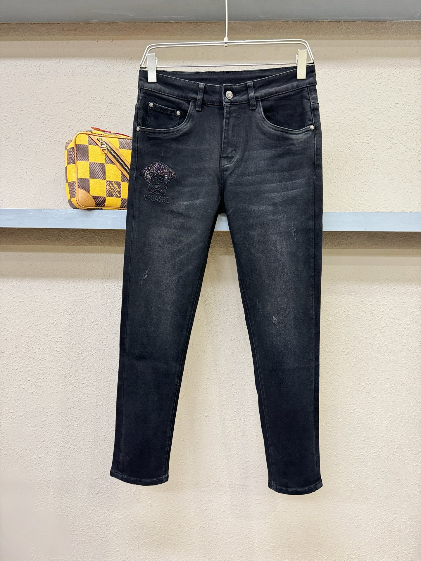 Versace 范思哲 2025专柜秋冬新品，原版牛仔裤 原版重工打造，品牌经典LOGO设计，三标齐全！