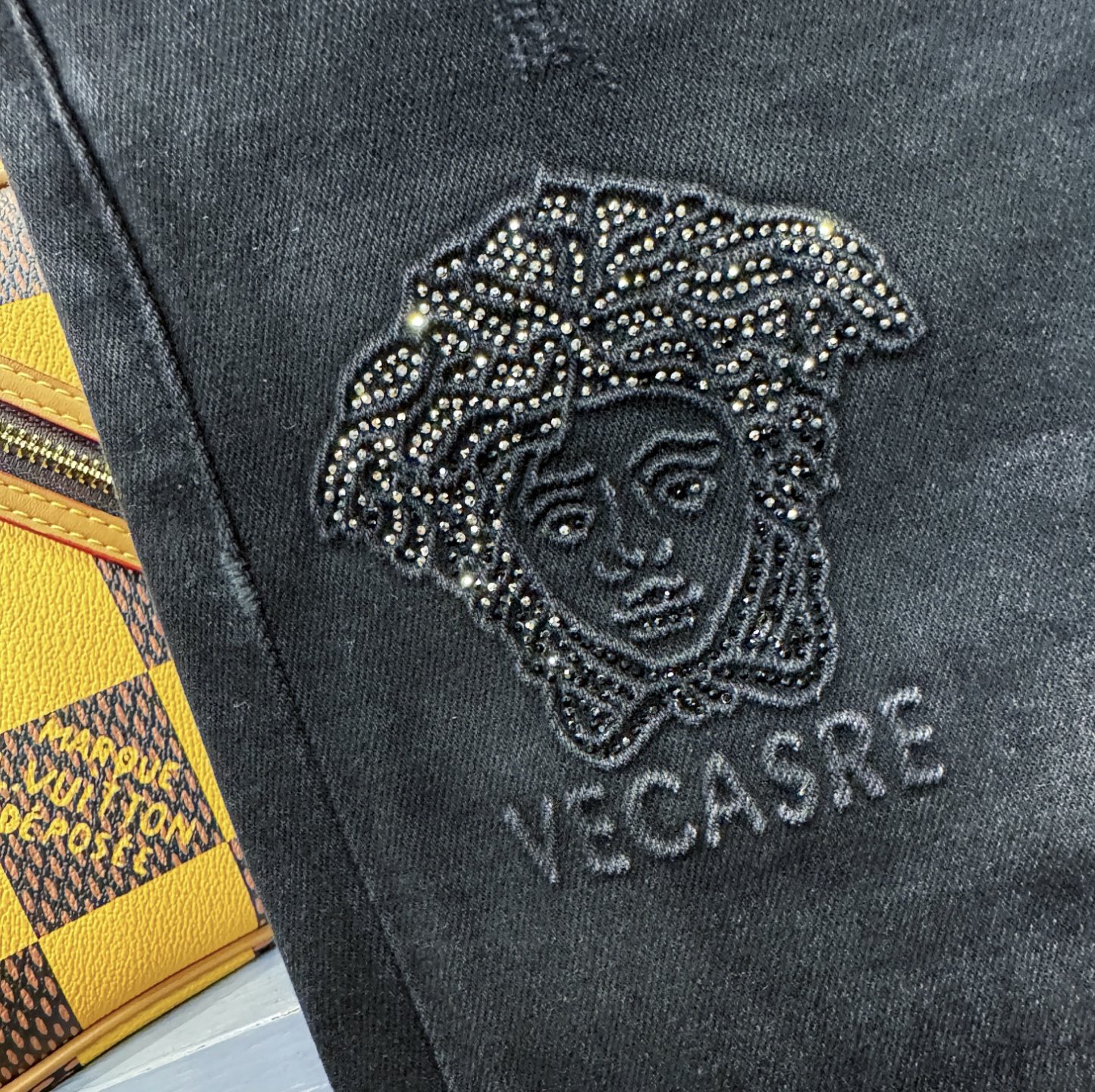 Versace 范思哲 2025专柜秋冬新品，原版牛仔裤 原版重工打造，品牌经典LOGO设计，三标齐全！