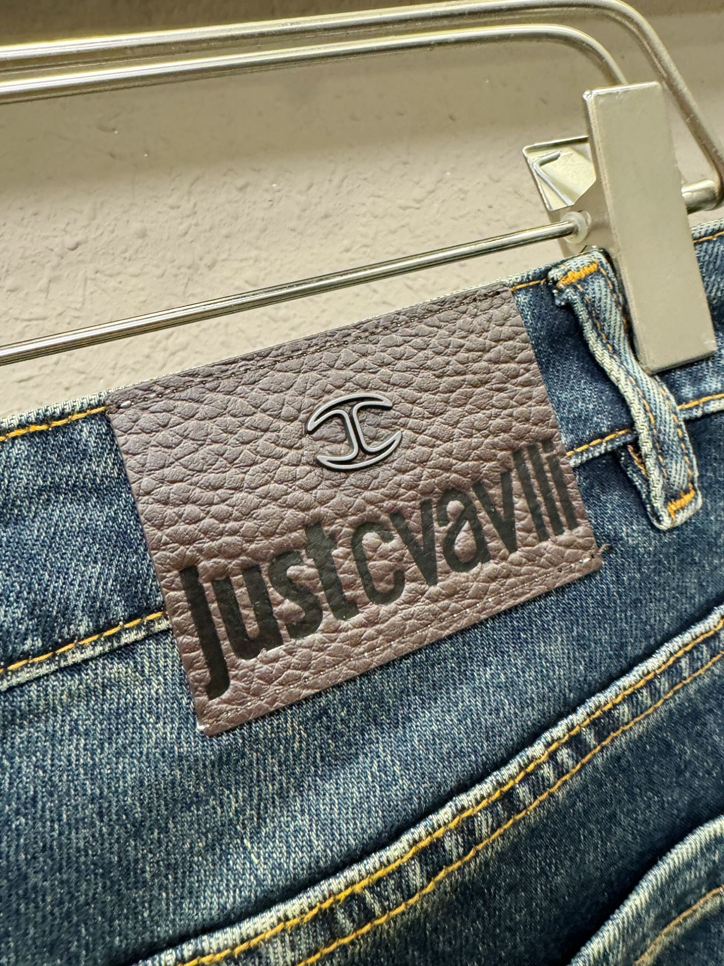2025专柜秋冬新品，原版牛仔裤 原版重工打造，品牌经典LOGO设计，三标齐全！原版五金辅料。专柜定制牛