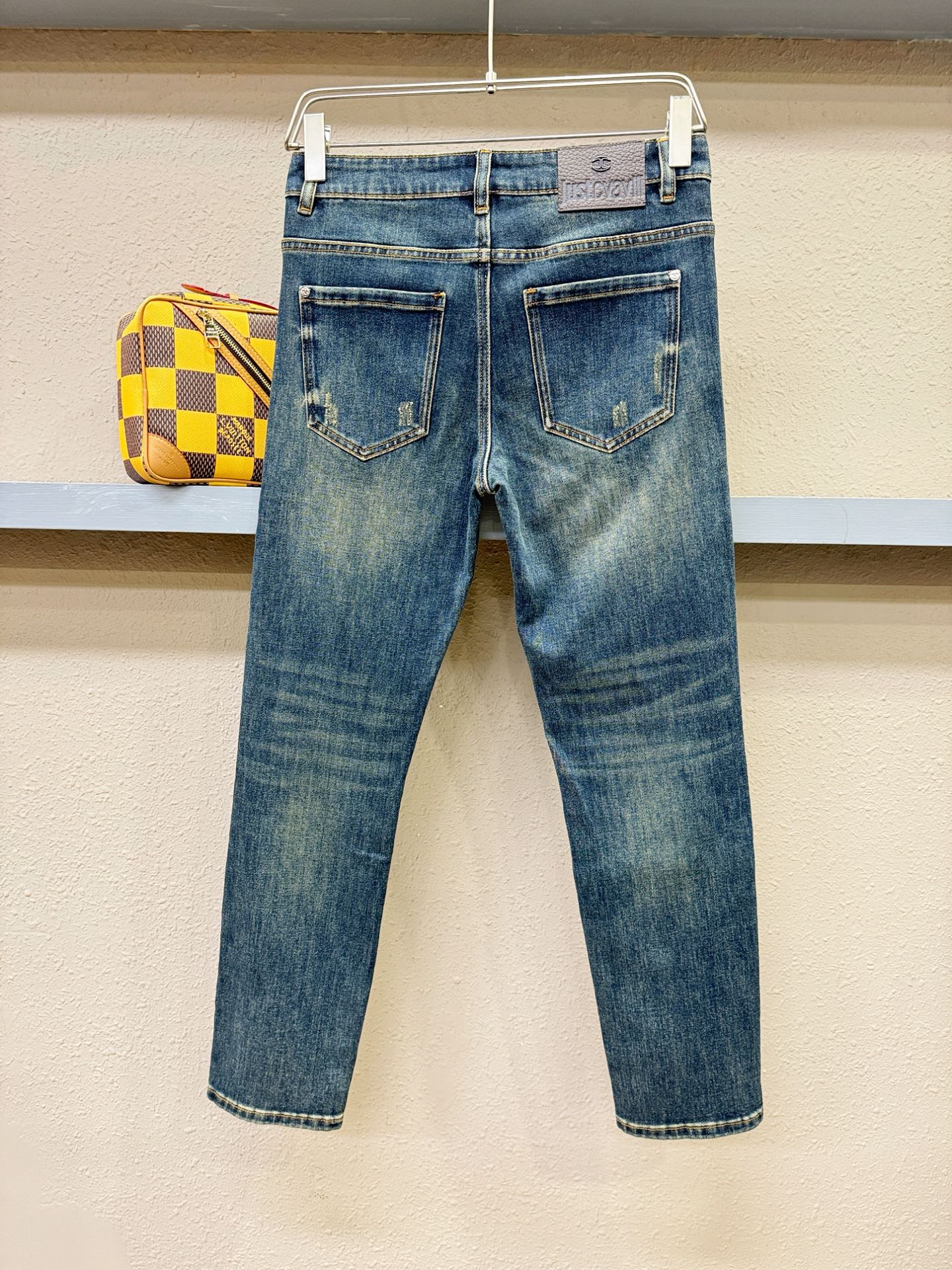 2025专柜秋冬新品，原版牛仔裤 原版重工打造，品牌经典LOGO设计，三标齐全！原版五金辅料。专柜定制牛