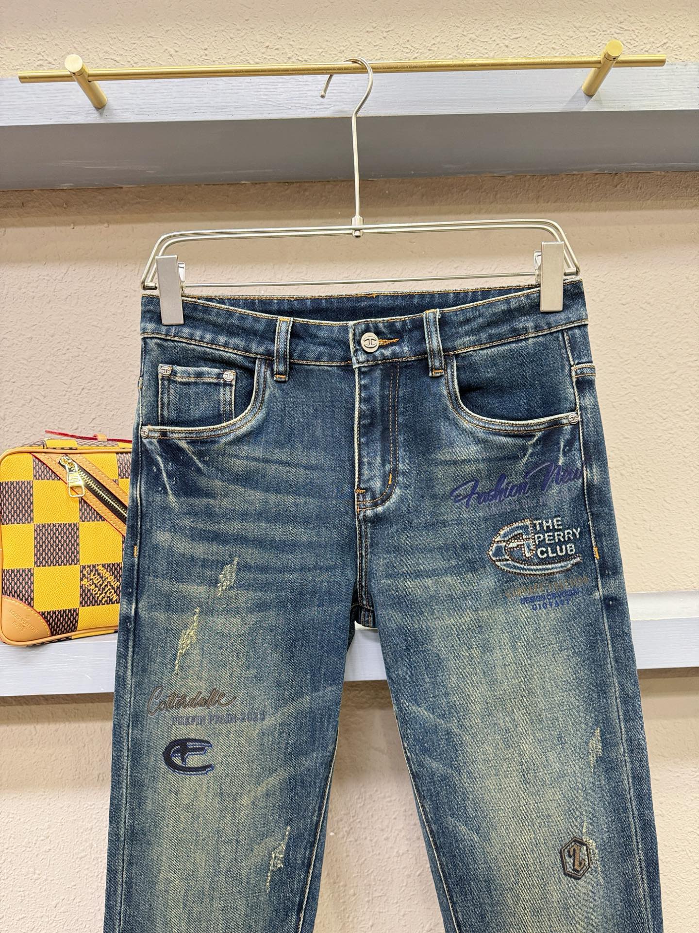 2025专柜秋冬新品，原版牛仔裤 原版重工打造，品牌经典LOGO设计，三标齐全！原版五金辅料。专柜定制牛