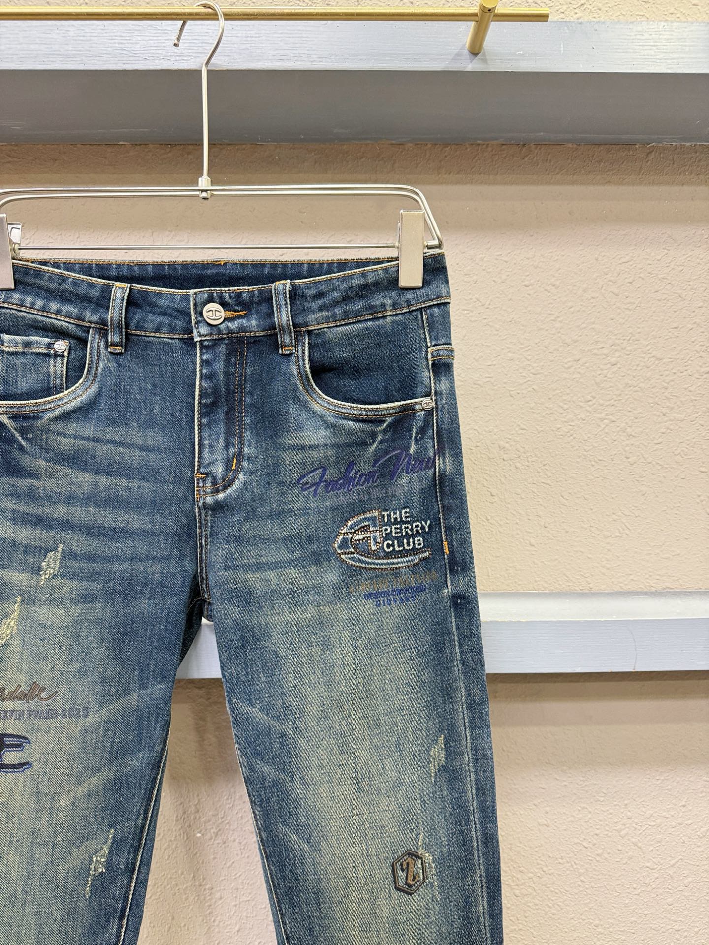 2025专柜秋冬新品，原版牛仔裤 原版重工打造，品牌经典LOGO设计，三标齐全！原版五金辅料。专柜定制牛