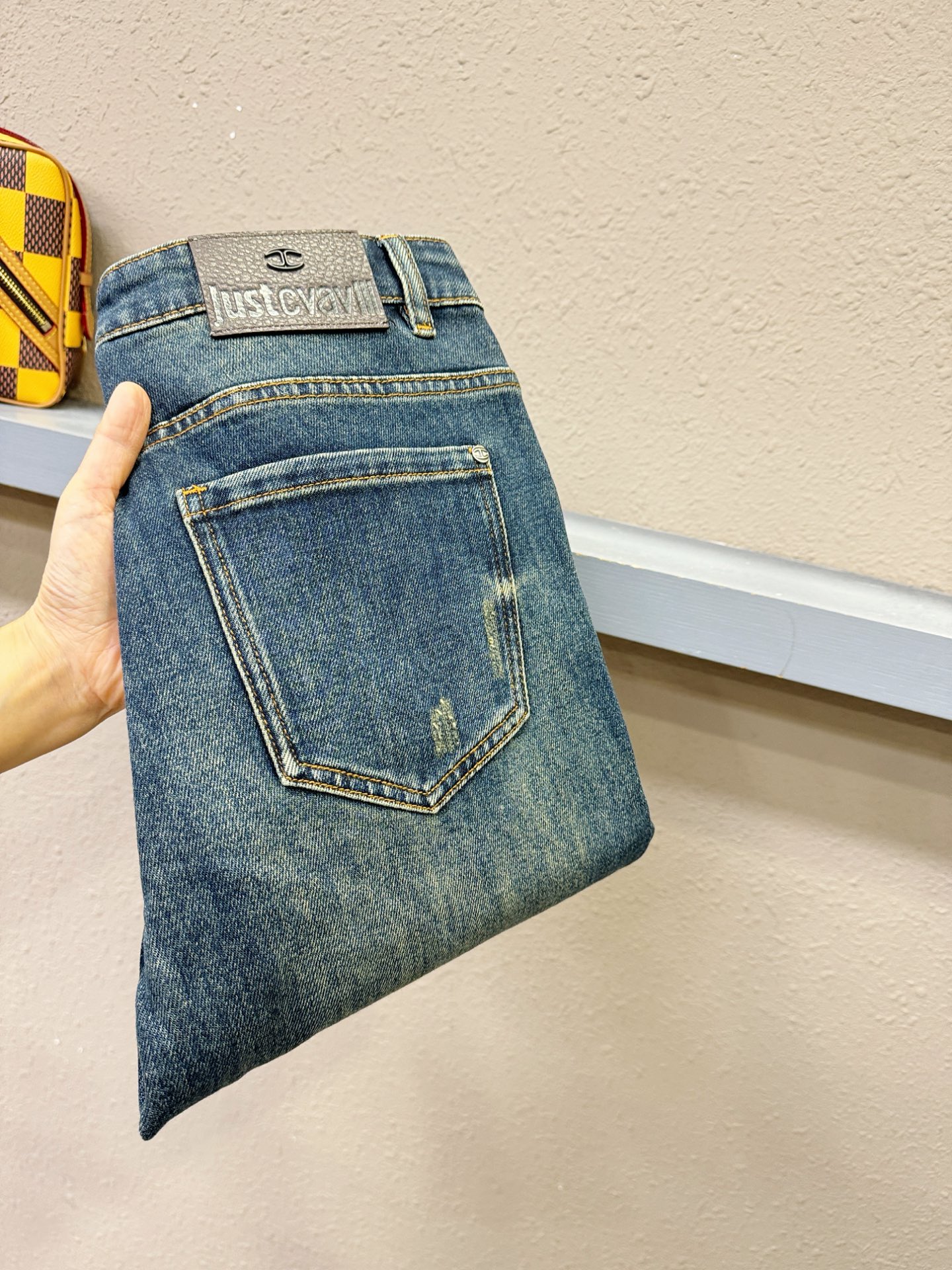 2025专柜秋冬新品，原版牛仔裤 原版重工打造，品牌经典LOGO设计，三标齐全！原版五金辅料。专柜定制牛