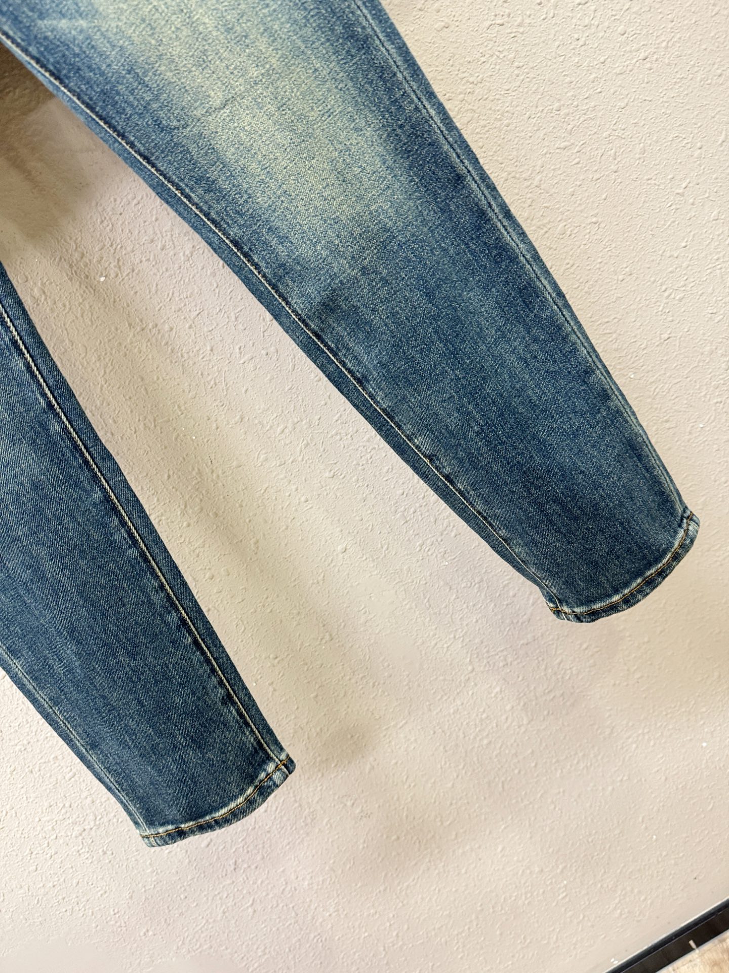 2025专柜秋冬新品，原版牛仔裤 原版重工打造，品牌经典LOGO设计，三标齐全！原版五金辅料。专柜定制牛