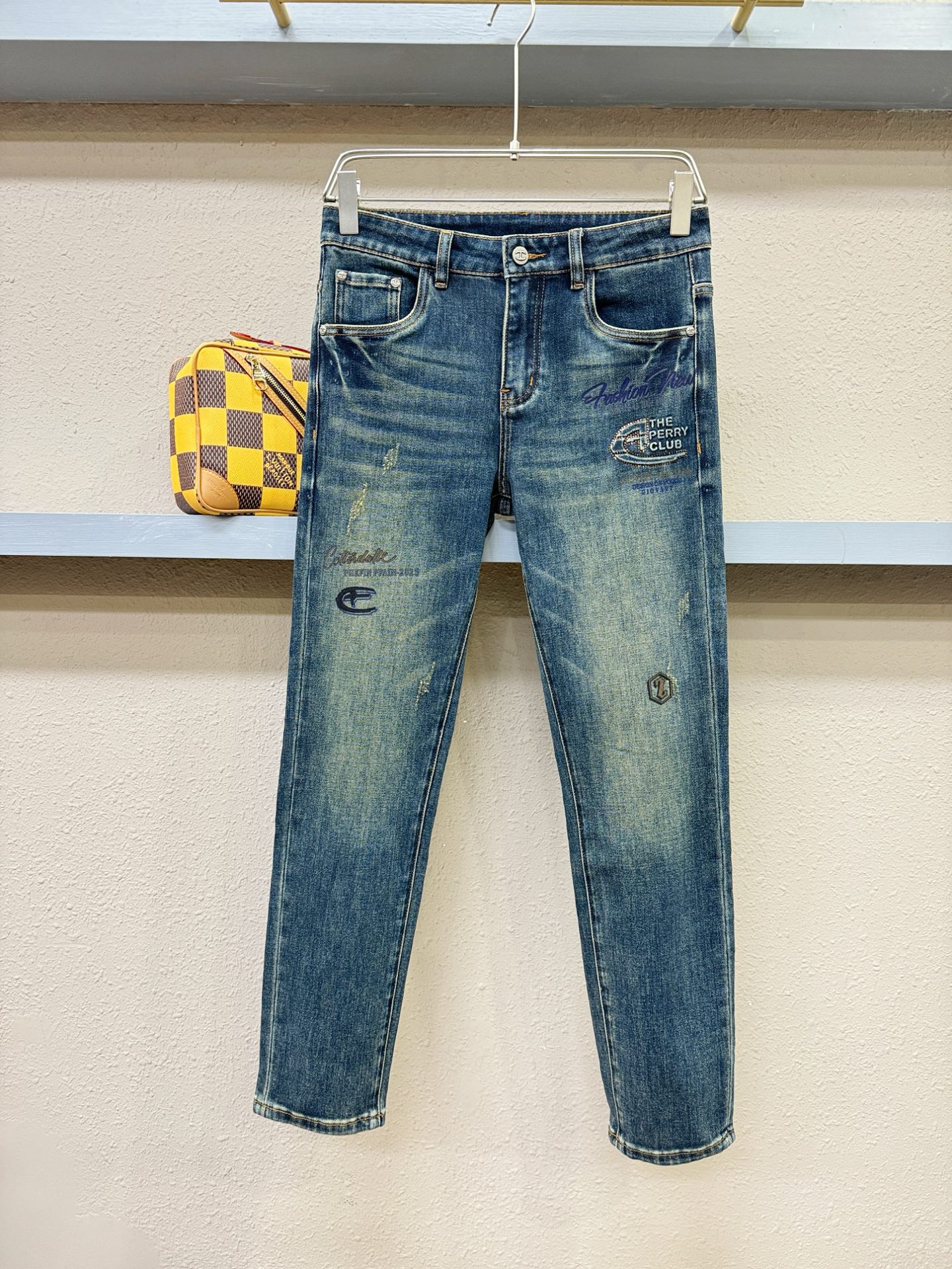 2025专柜秋冬新品，原版牛仔裤 原版重工打造，品牌经典LOGO设计，三标齐全！原版五金辅料。专柜定制牛