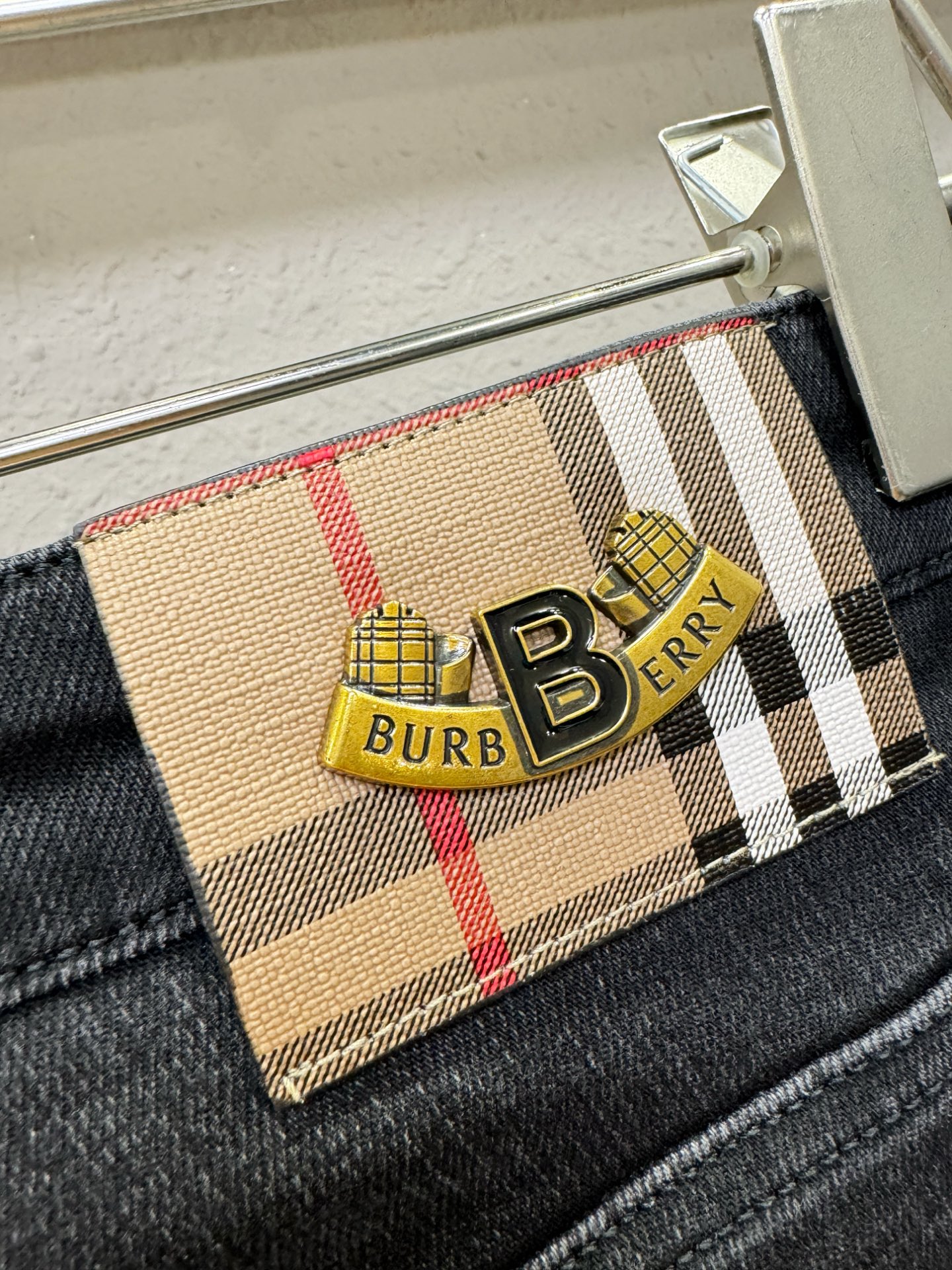 BURBERRY巴宝莉 2025专柜秋冬新品，原版牛仔裤 原版重工打造，品牌经典LOGO设计，三标齐全！