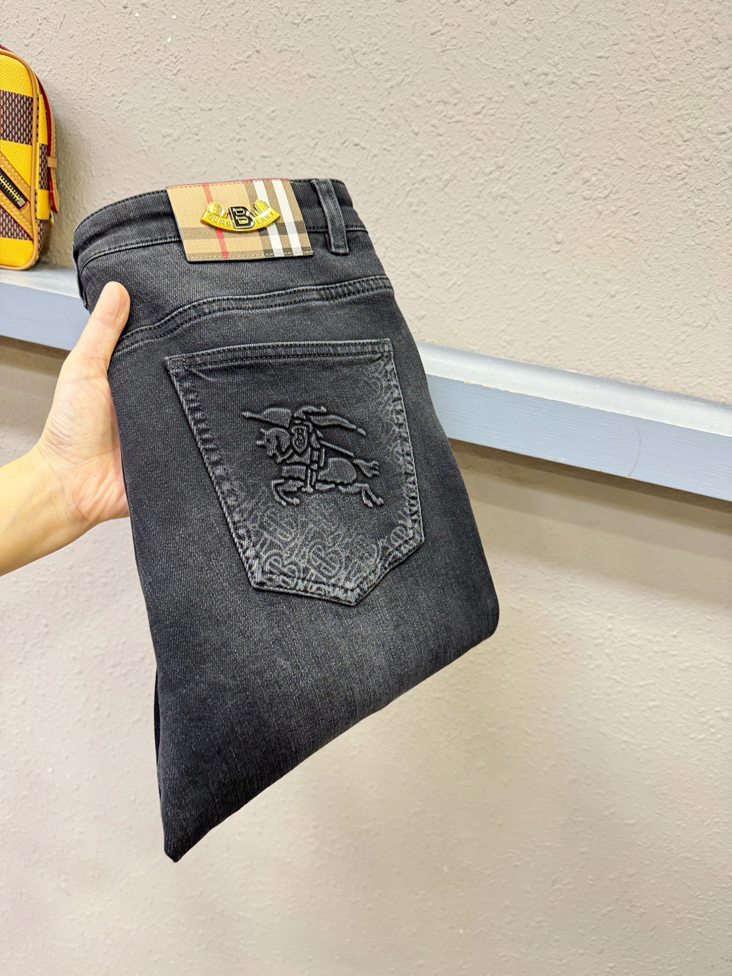 BURBERRY巴宝莉 2025专柜秋冬新品，原版牛仔裤 原版重工打造，品牌经典LOGO设计，三标齐全！