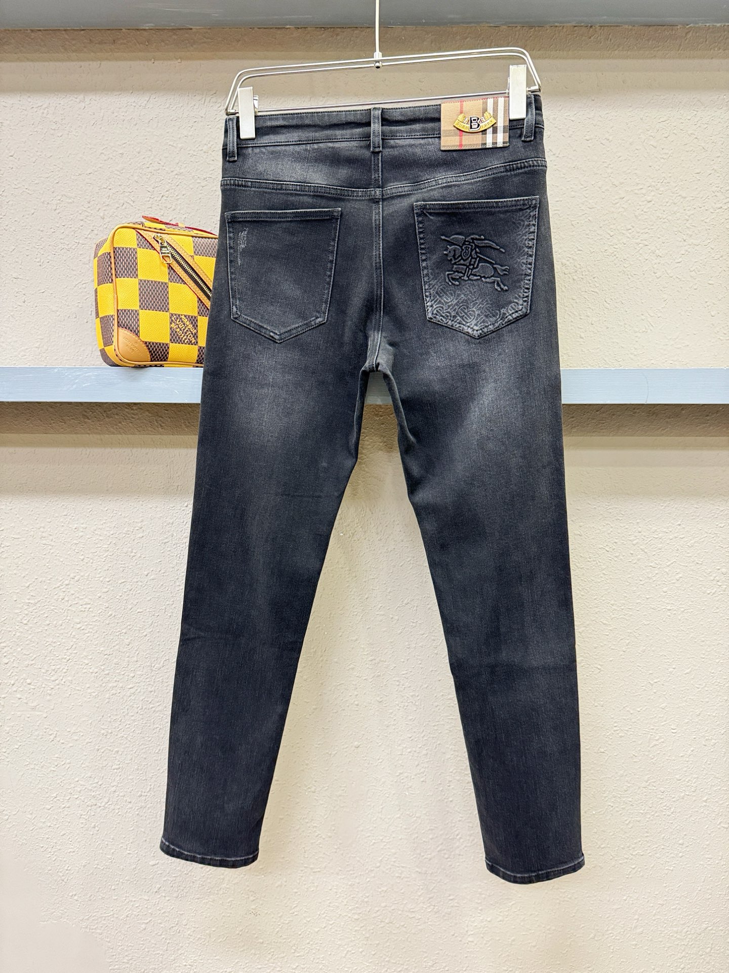 BURBERRY巴宝莉 2025专柜秋冬新品，原版牛仔裤 原版重工打造，品牌经典LOGO设计，三标齐全！