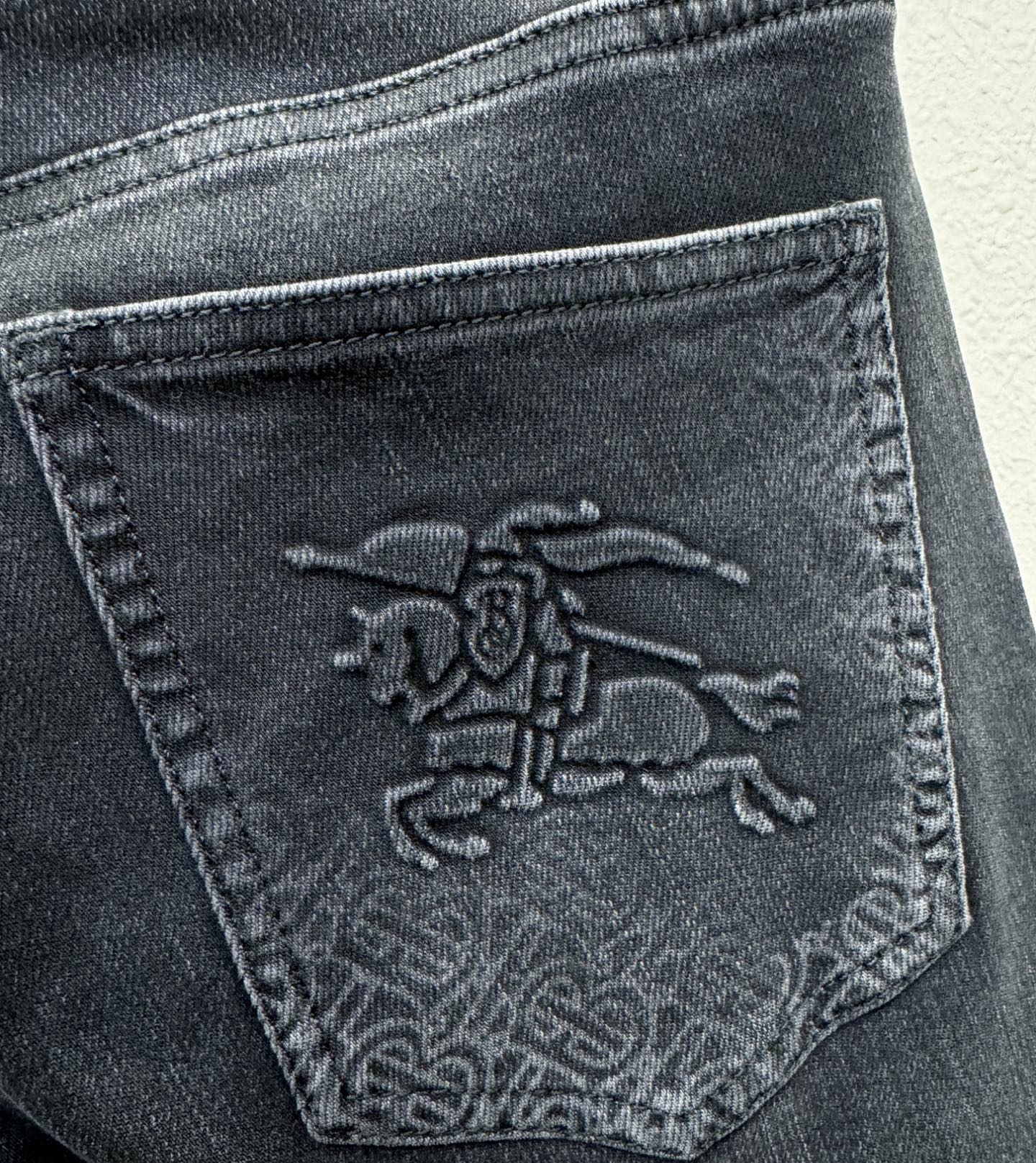 BURBERRY巴宝莉 2025专柜秋冬新品，原版牛仔裤 原版重工打造，品牌经典LOGO设计，三标齐全！