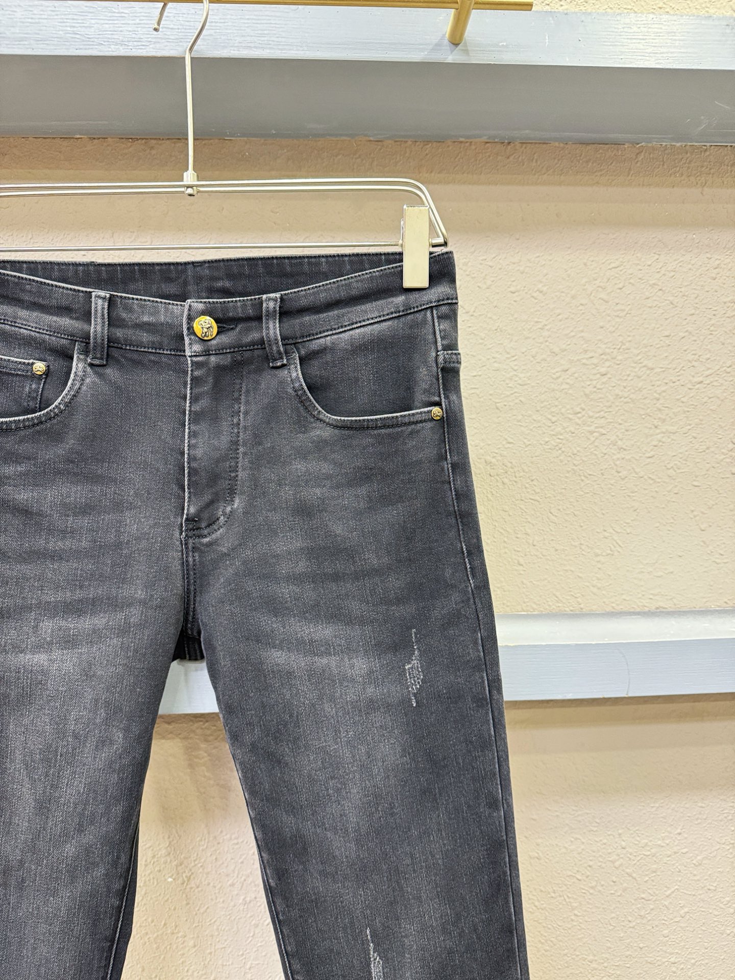 BURBERRY巴宝莉 2025专柜秋冬新品，原版牛仔裤 原版重工打造，品牌经典LOGO设计，三标齐全！