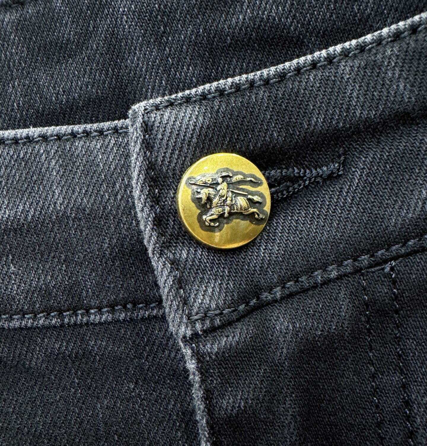 BURBERRY巴宝莉 2025专柜秋冬新品，原版牛仔裤 原版重工打造，品牌经典LOGO设计，三标齐全！