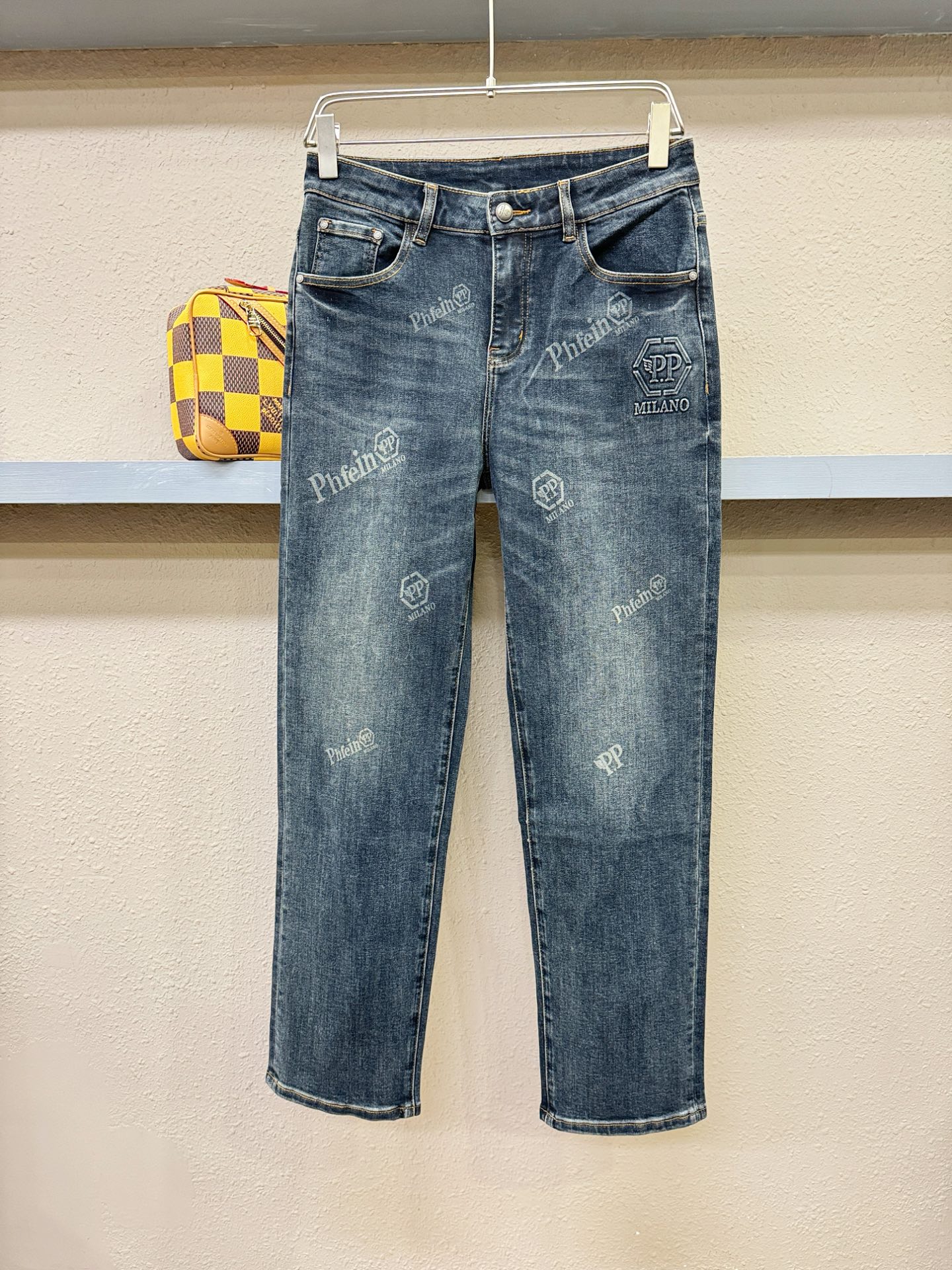 PP 专柜秋冬新品，原版牛仔裤 原版重工打造，品牌经典LOGO设计，三标齐全！原版五金辅料。专柜定制牛仔