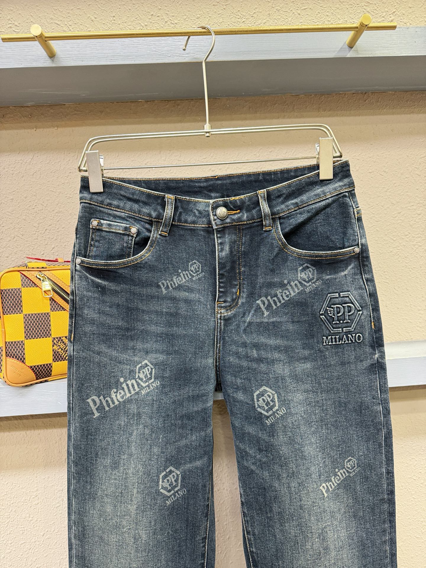 PP 专柜秋冬新品，原版牛仔裤 原版重工打造，品牌经典LOGO设计，三标齐全！原版五金辅料。专柜定制牛仔