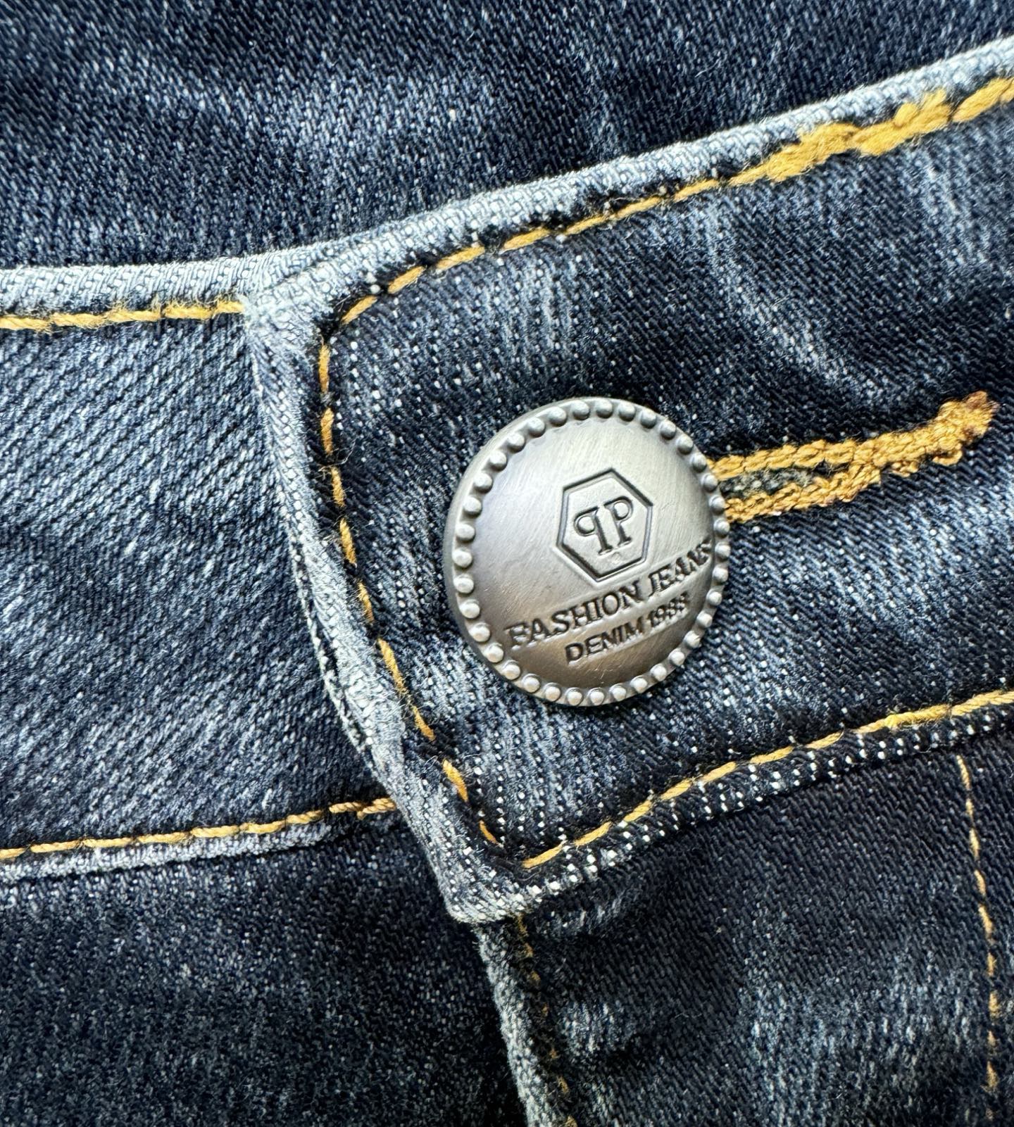 PP 专柜秋冬新品，原版牛仔裤 原版重工打造，品牌经典LOGO设计，三标齐全！原版五金辅料。专柜定制牛仔