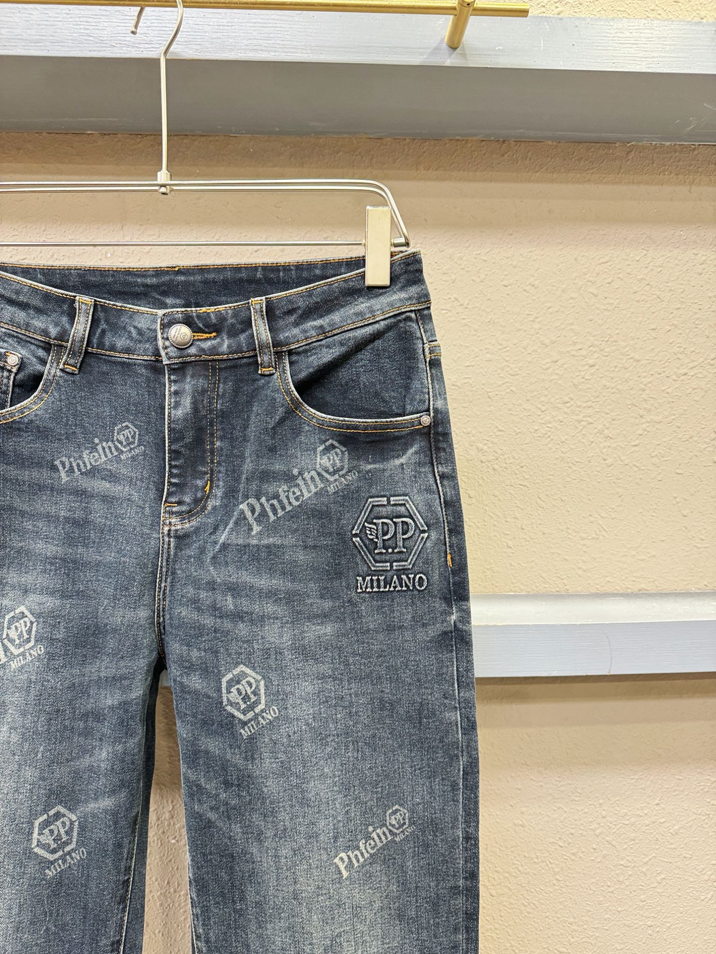 PP 专柜秋冬新品，原版牛仔裤 原版重工打造，品牌经典LOGO设计，三标齐全！原版五金辅料。专柜定制牛仔