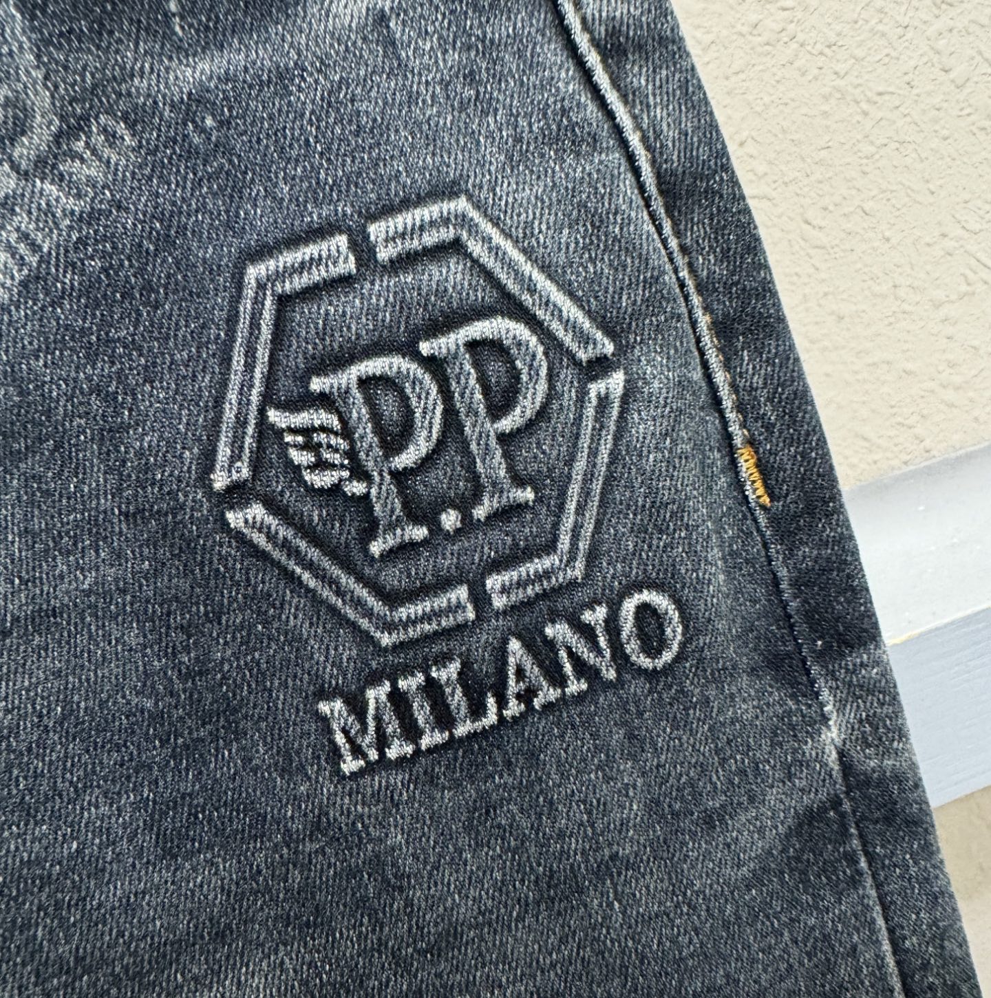 PP 专柜秋冬新品，原版牛仔裤 原版重工打造，品牌经典LOGO设计，三标齐全！原版五金辅料。专柜定制牛仔